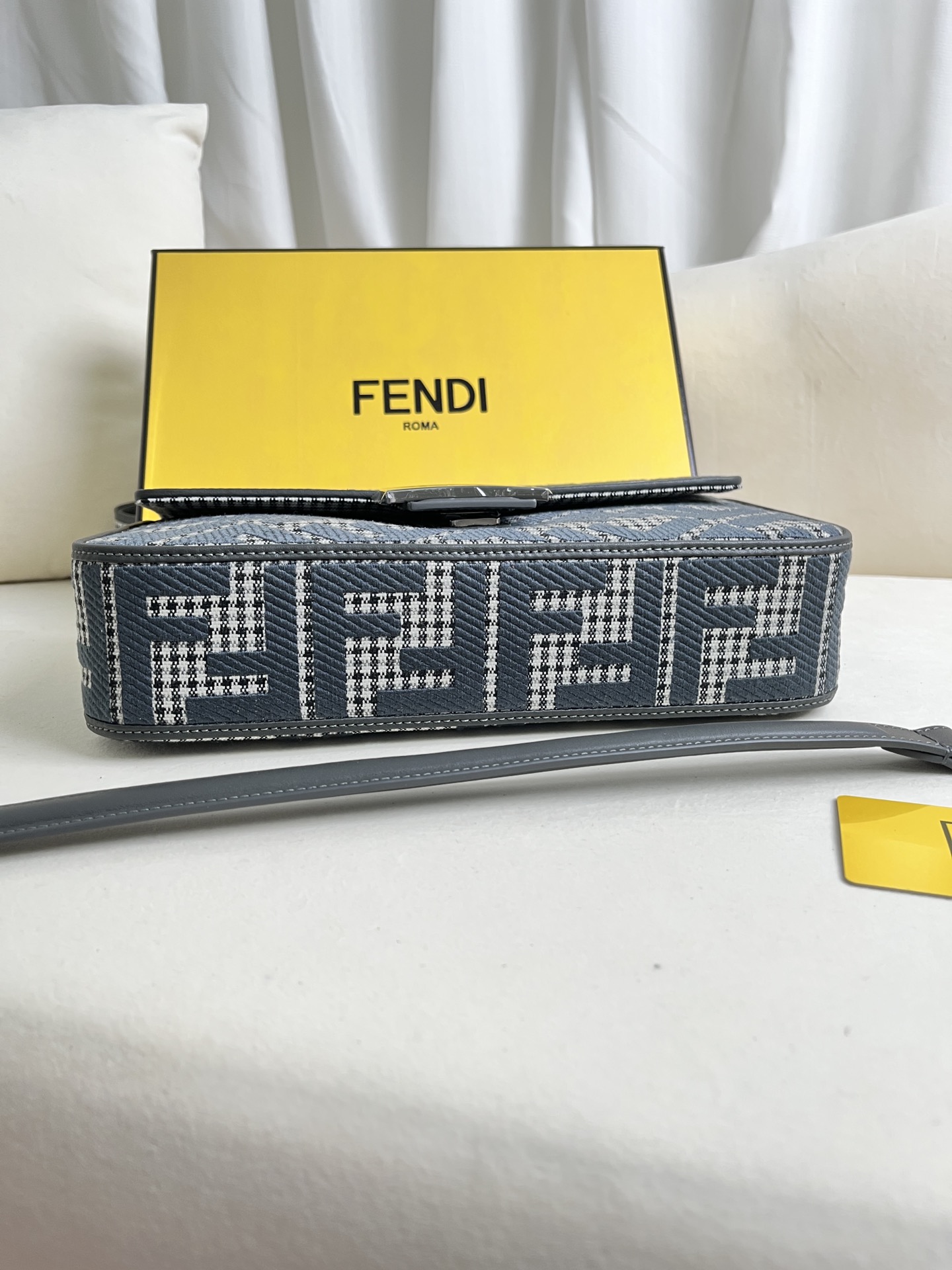 handbags FENDI 0159 size:26*5*15cm - vstockx