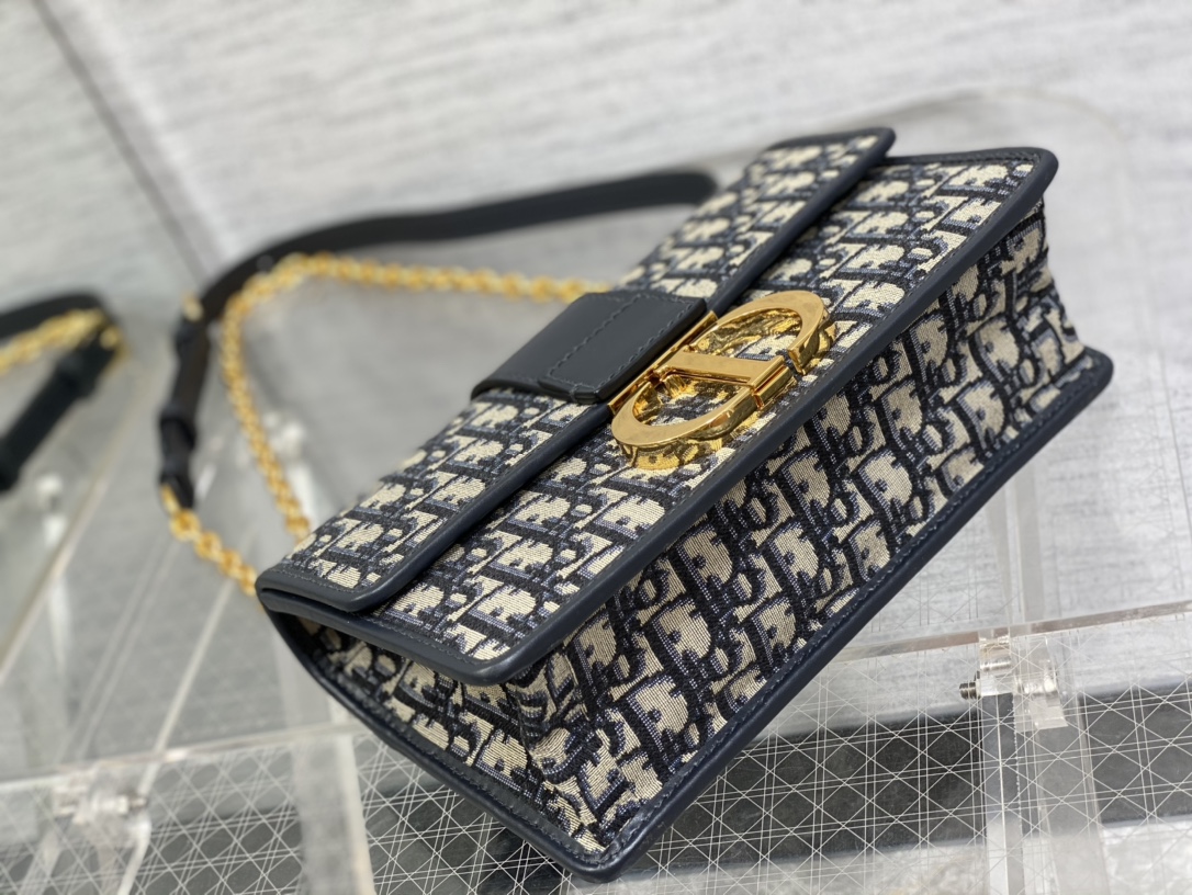 Handbags !  9208 size  25x16.5x8 - vstockx