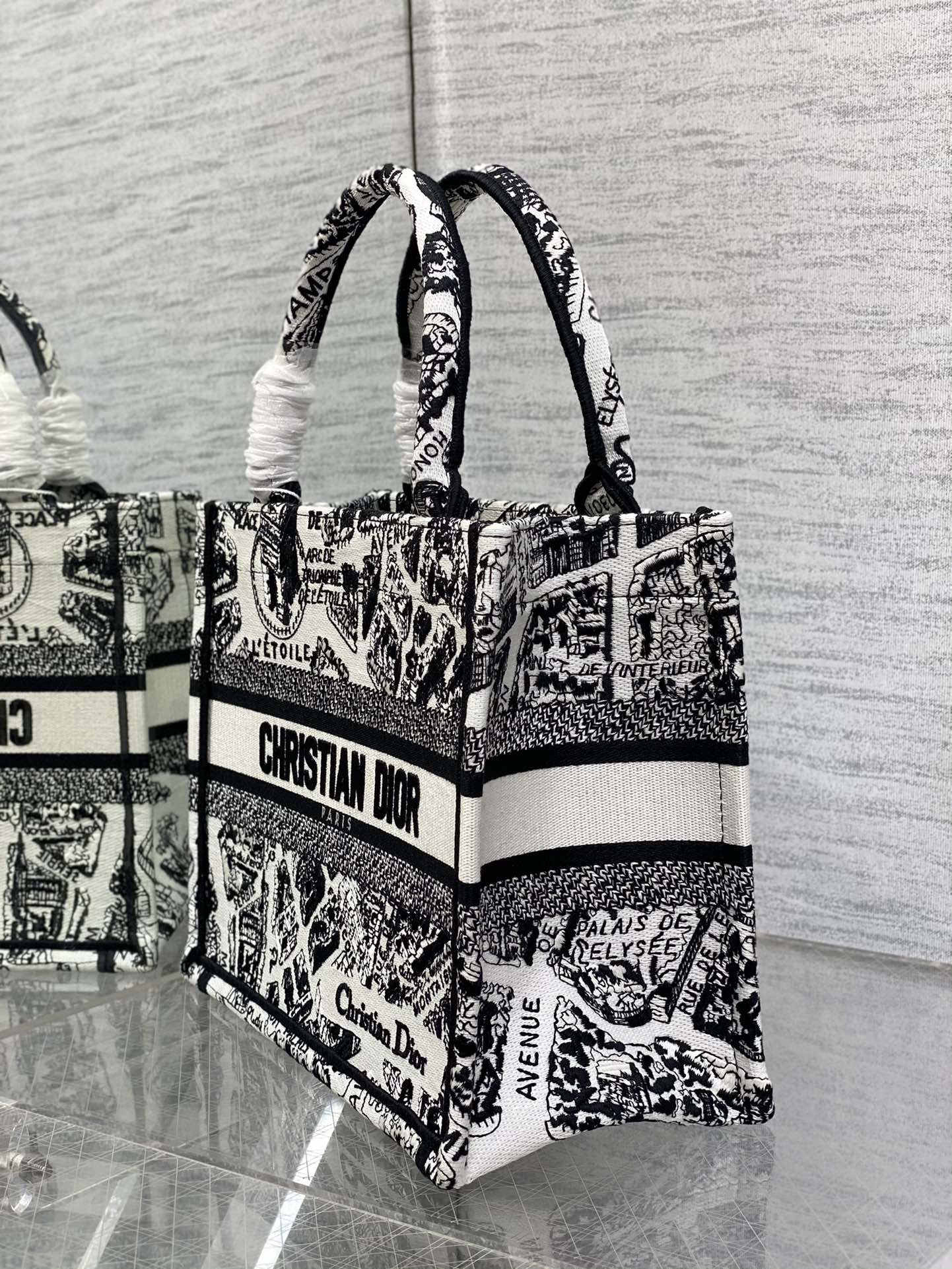 Handbag Dior size 26*8*22 cm - vstockx