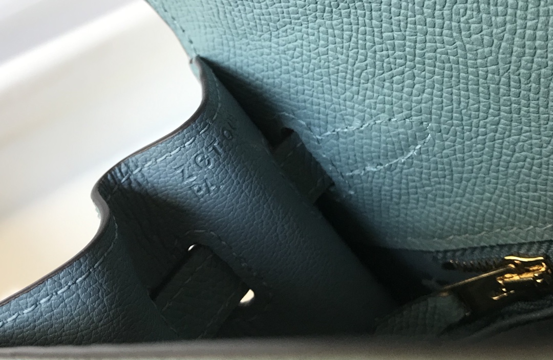 Handbags   . size:25 cm - vstockx