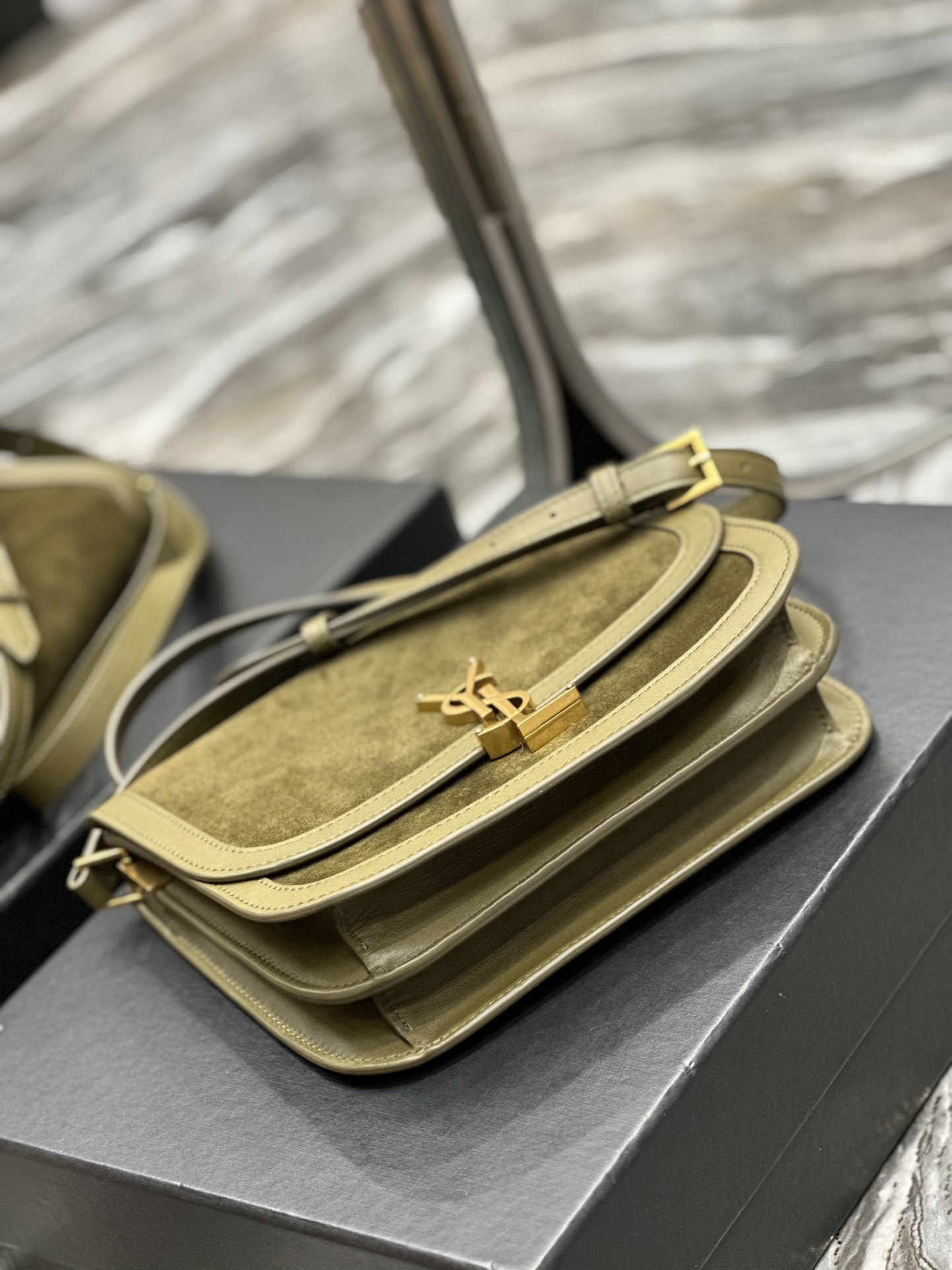 Handbags SAINT LAURENT 635025 size 22x18x5 cm - vstockx