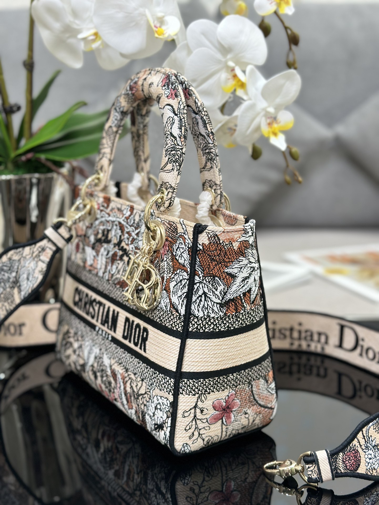 Handbag Dior M0565 size 24 x 20 x 11 cm - vstockx