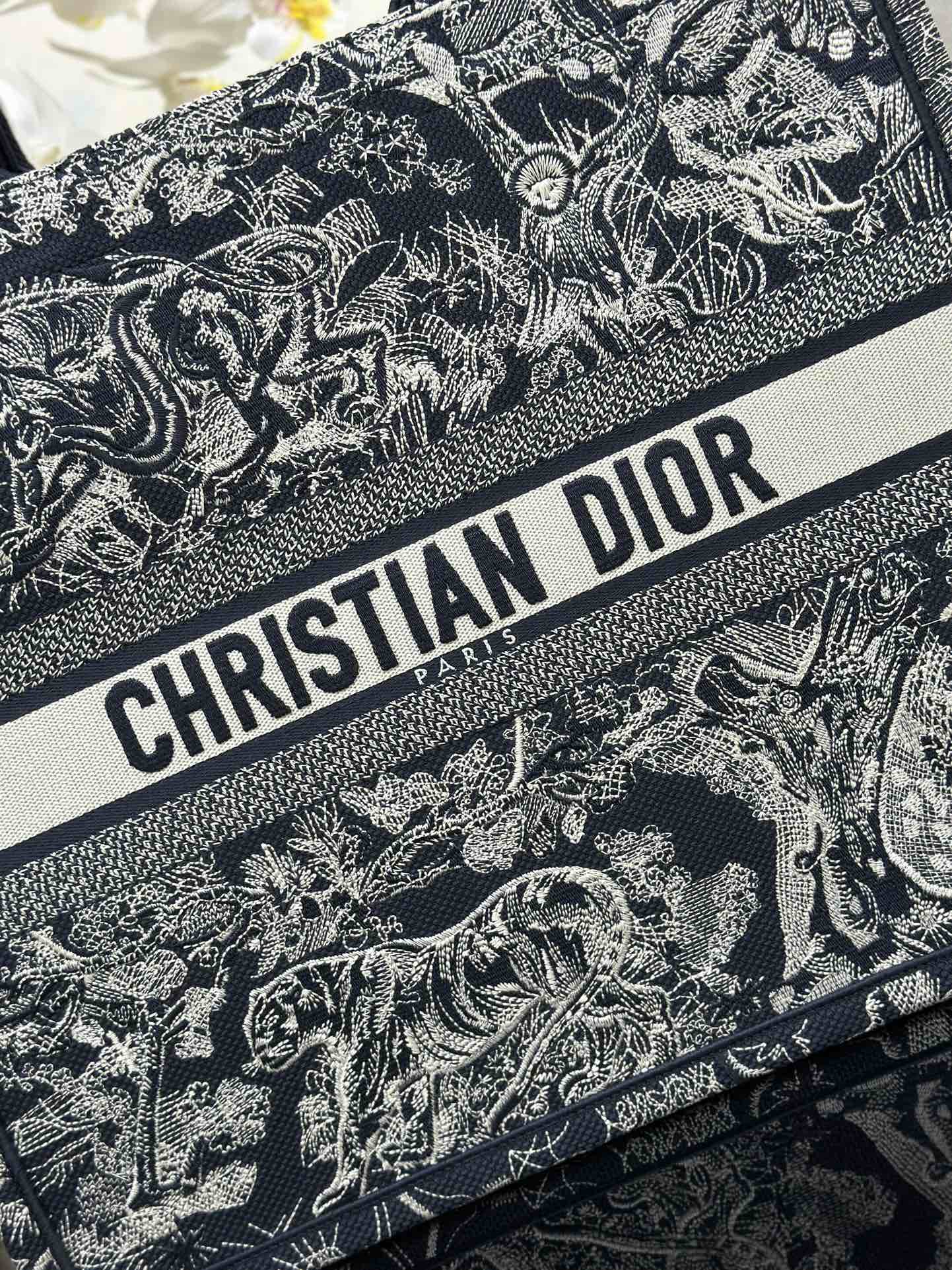 Handbag Dior M1286 size 42 x 35 x 18.5 cm - vstockx
