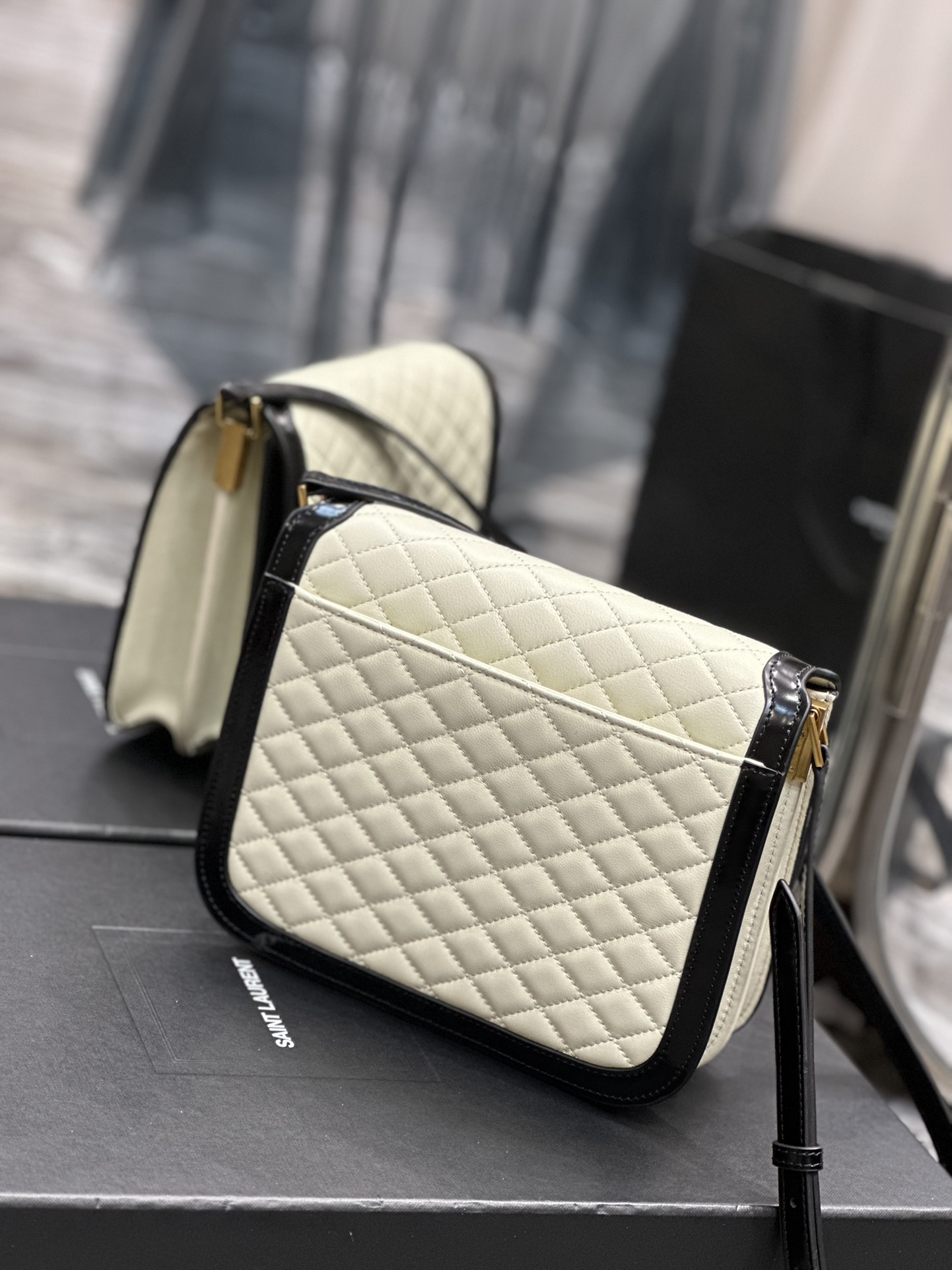 Handbags SAINT LAURENT 635025 size 22x18x5 cm - vstockx