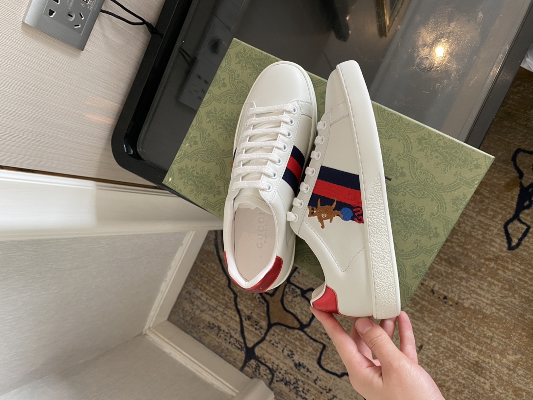 Gucci Women's Ace sneaker with bee sneaker 4 - vstockx