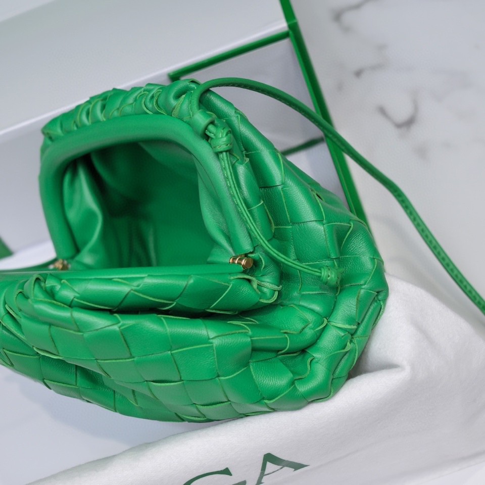 handbags Bottega Veneta The pouch size:23*13*8 - vstockx