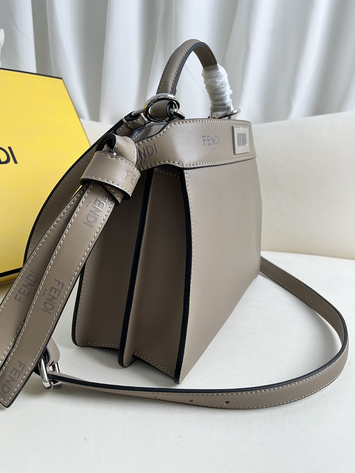 handbags FENDI 210 size:27*11*20cm - vstockx