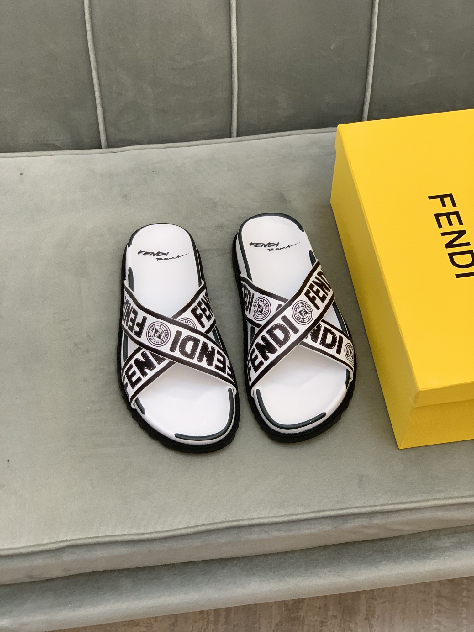 Fendi Slides 10 - vstockx