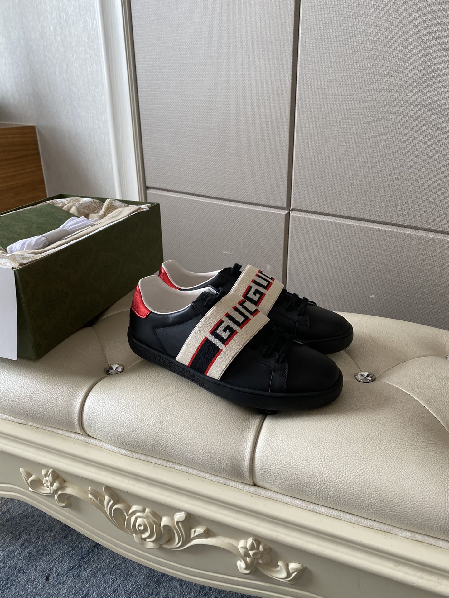 Gucci Women's Ace sneaker with bee sneaker 4 - vstockx