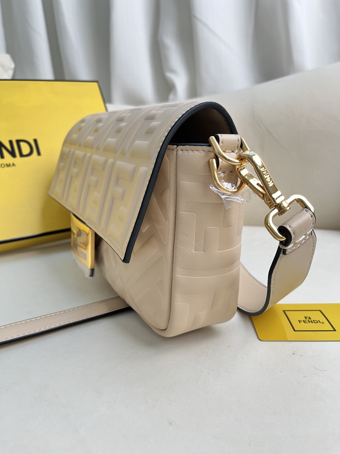 handbags FENDI 211 size:27*15*6cm - vstockx