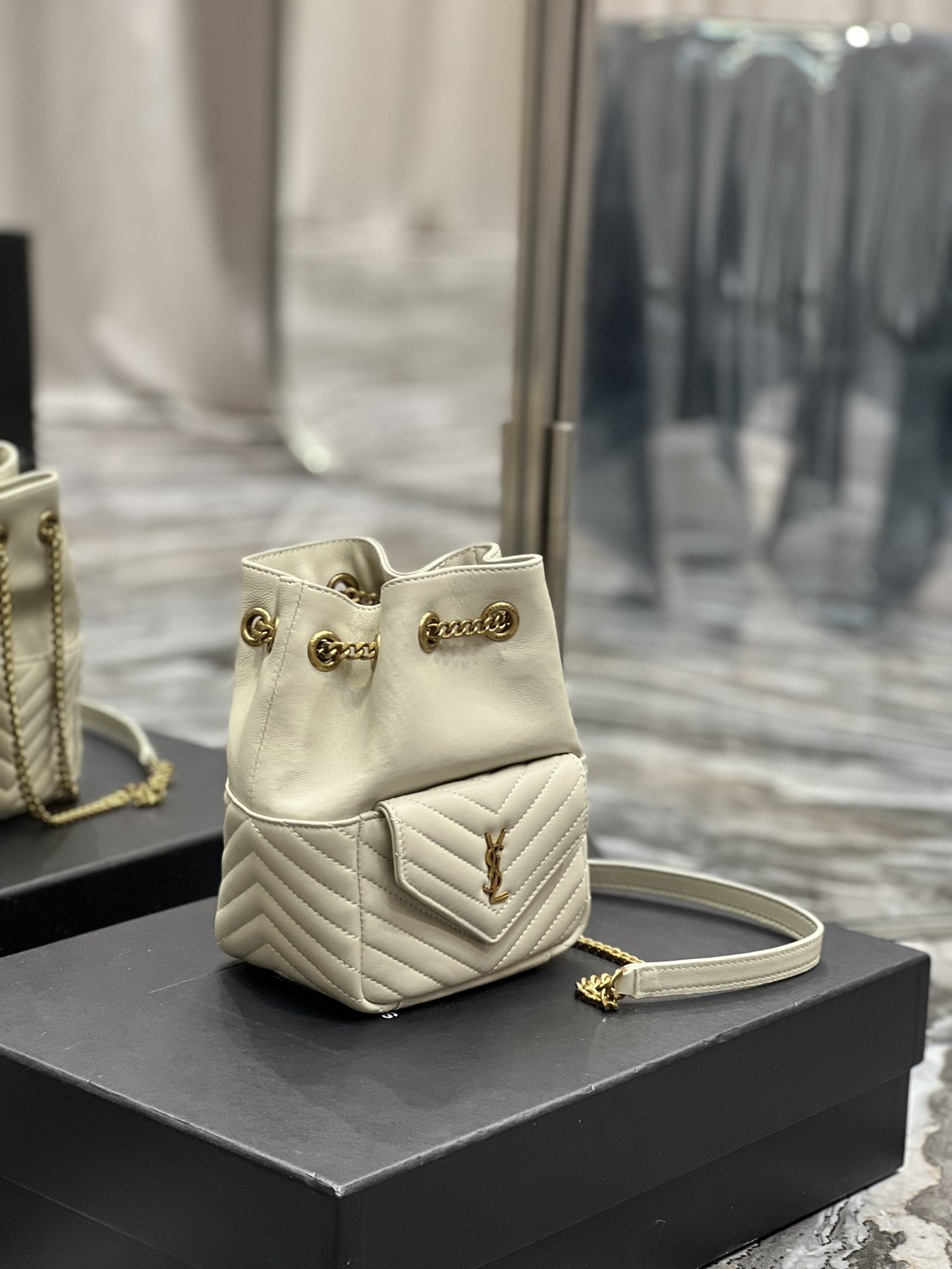 Handbags SAINT LAURENT 631052 size 19x13x13 cm - vstockx