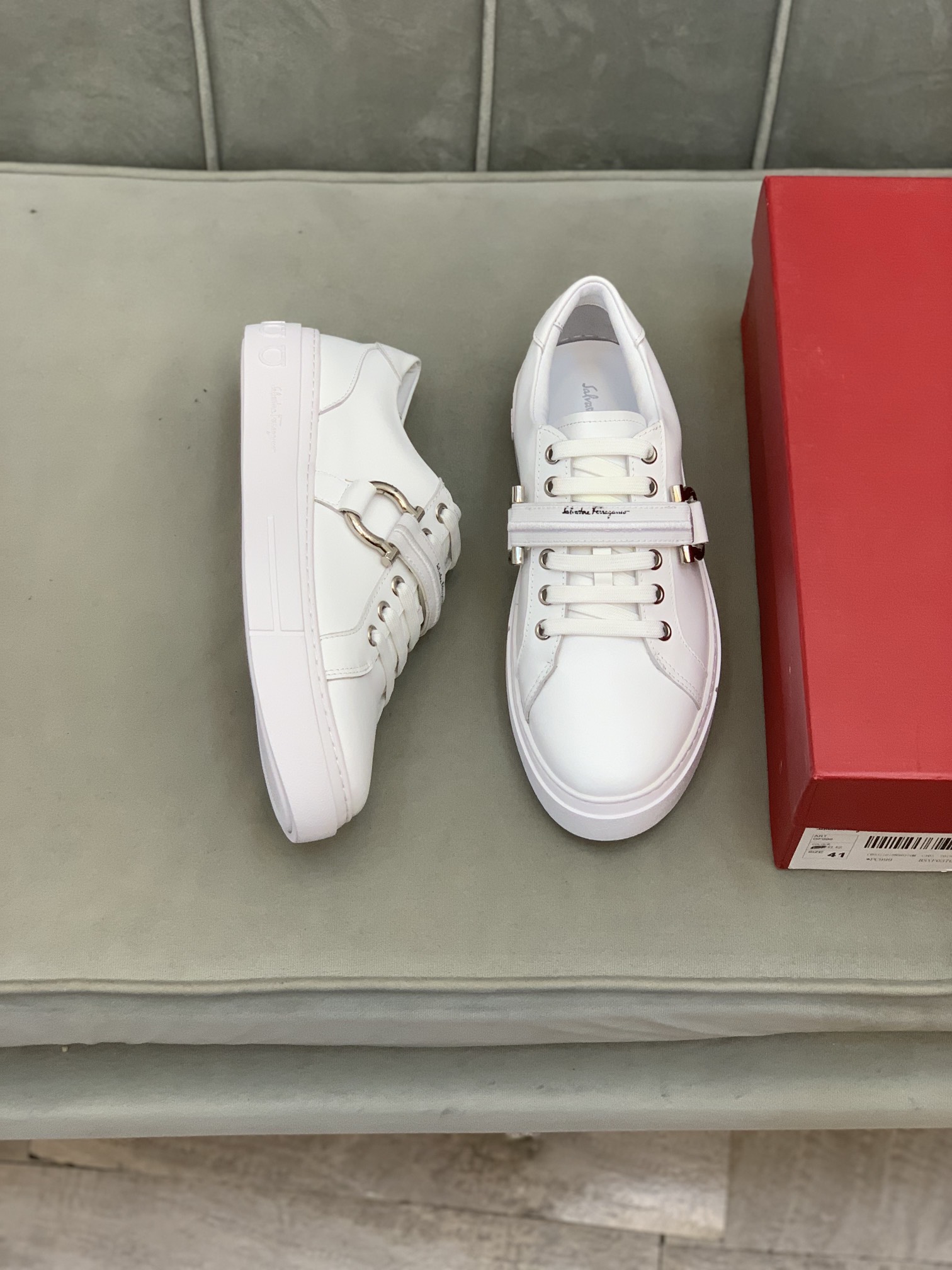 Salvatore Ferragamo Gancini Sneaker 5 - vstockx