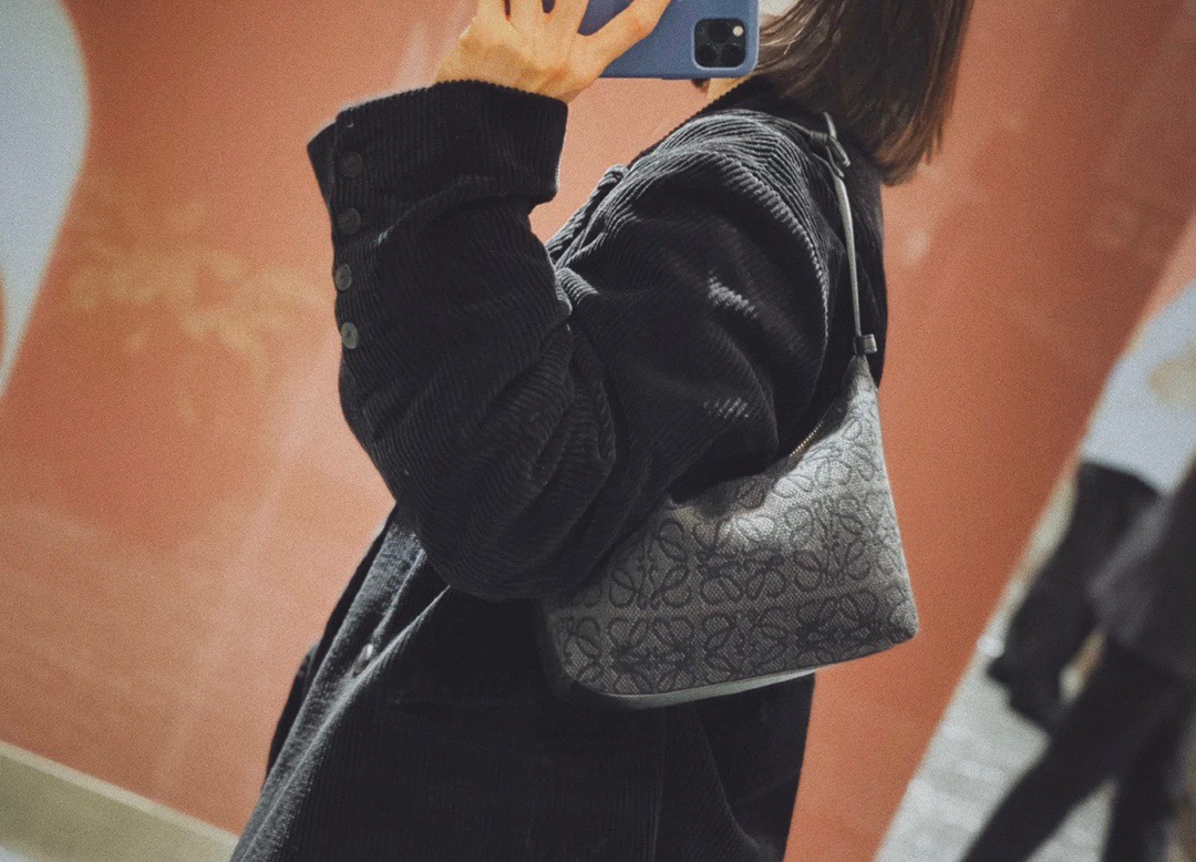 Handbags LOEWE  size:21-12-17 cm - vstockx