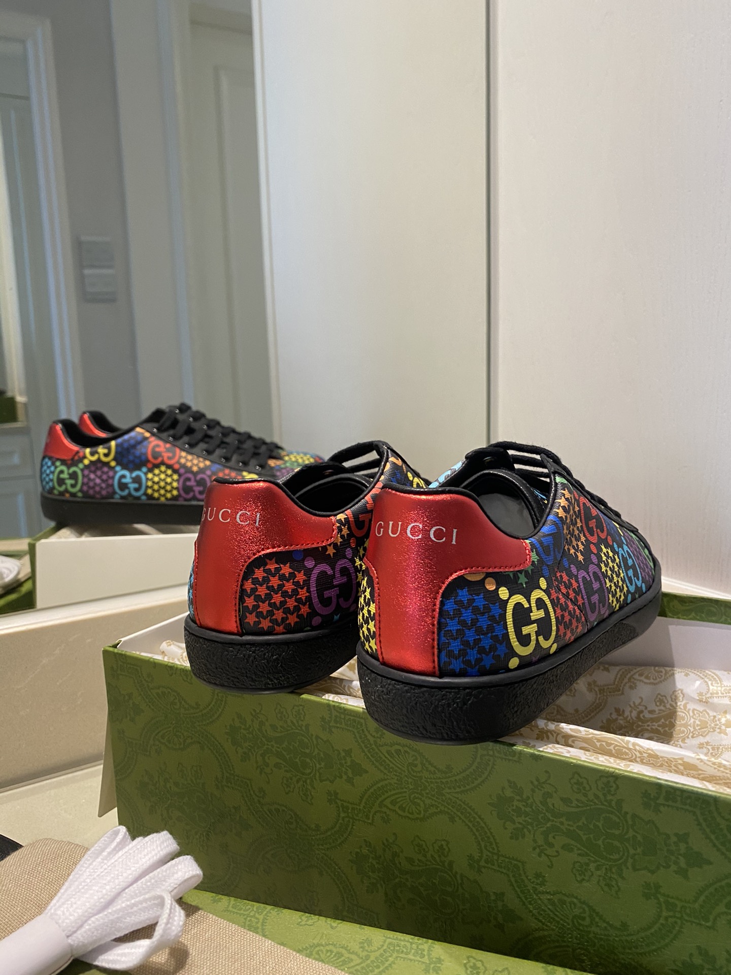 Gucci Women's Ace sneaker with bee sneaker 4 - vstockx