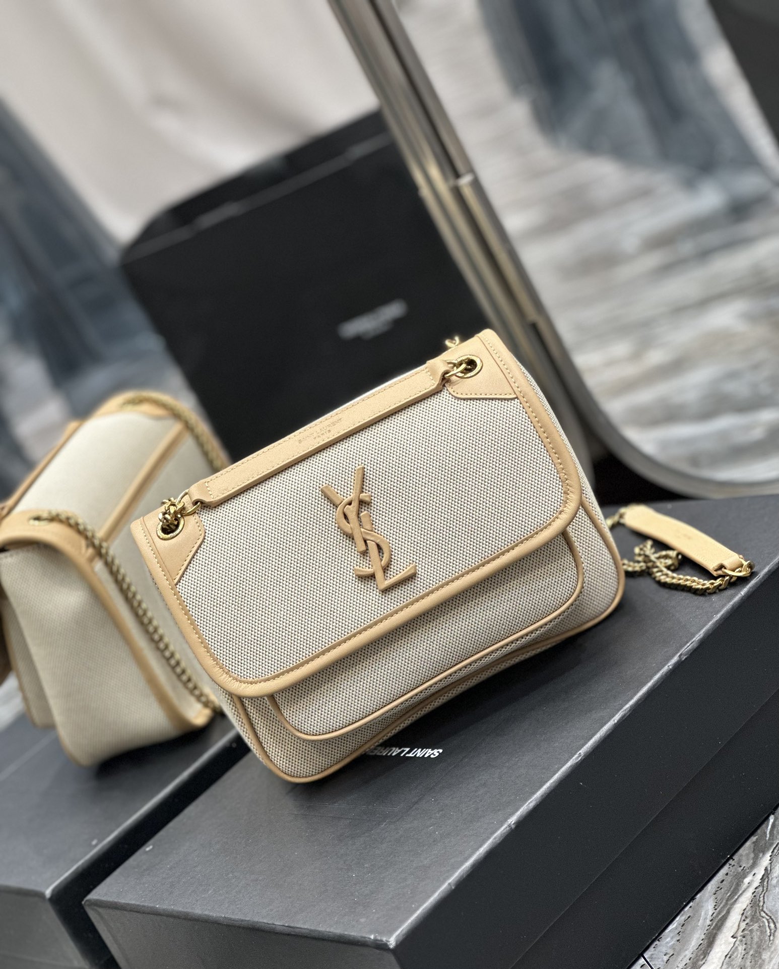 Handbags SAINT LAURENT 533037 size 22x16.5x7.5 cm - vstockx