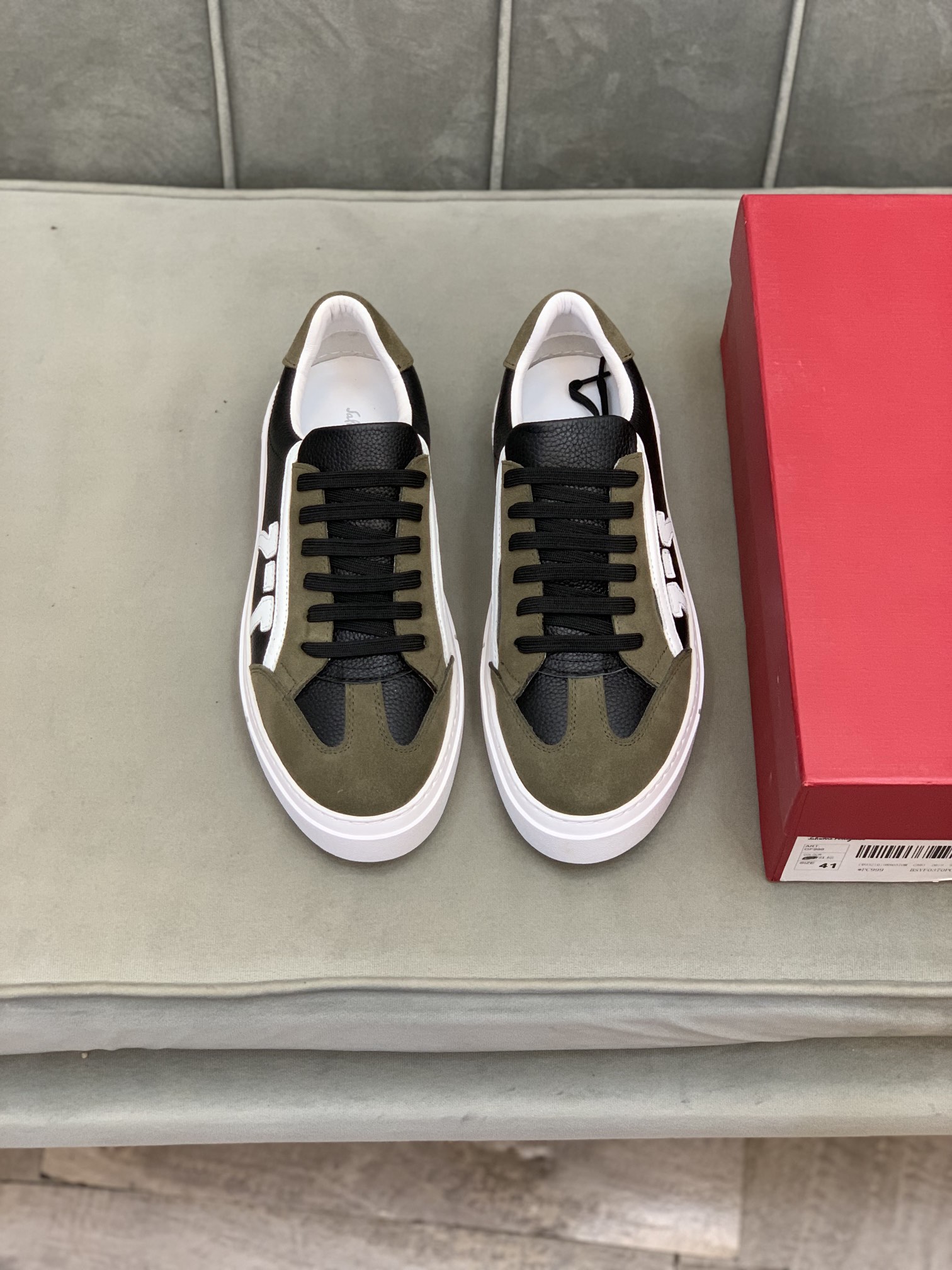 Salvatore Ferragamo Gancini Sneaker 7 - vstockx