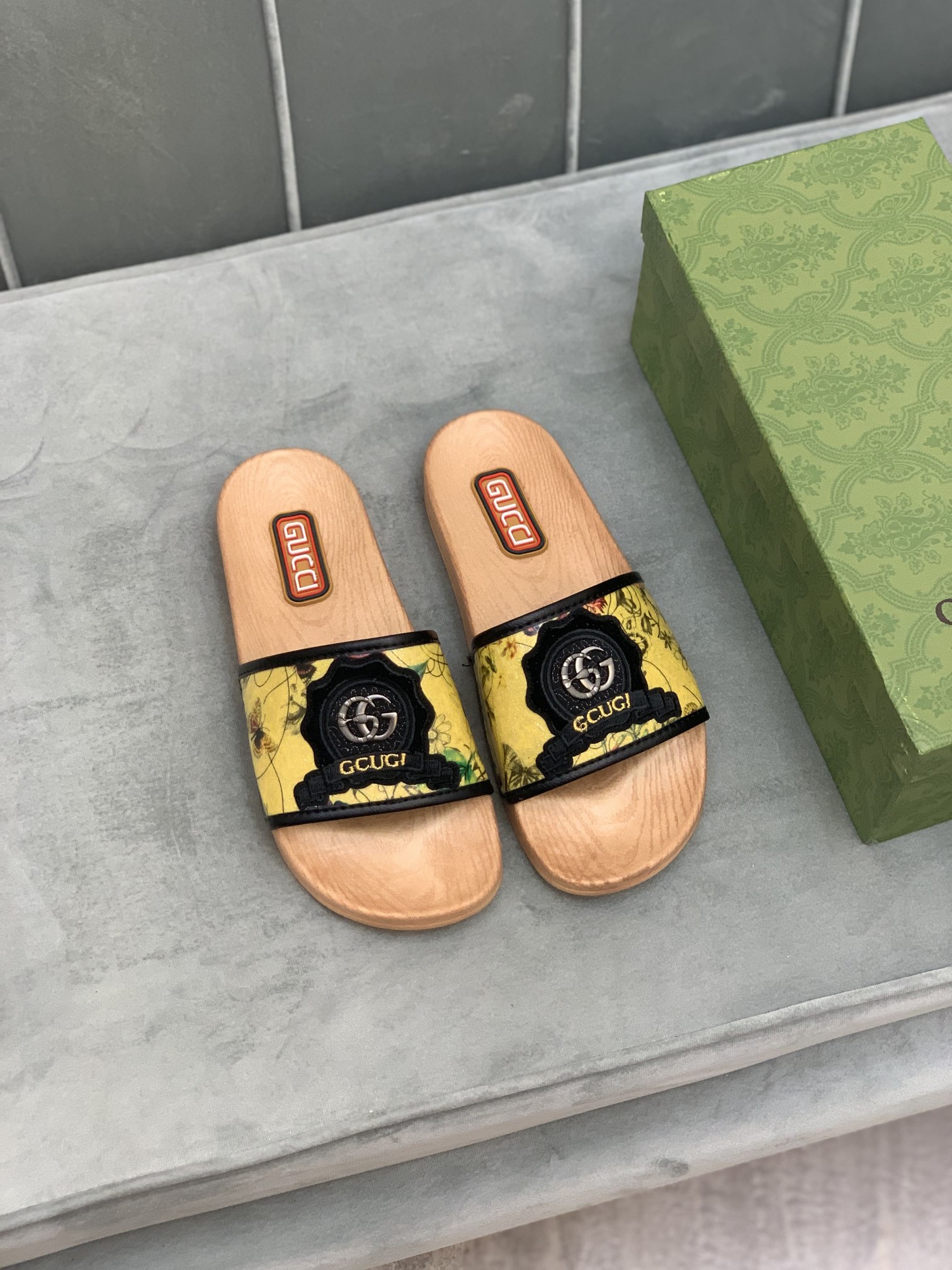 Gucci Slippers 54 - vstockx