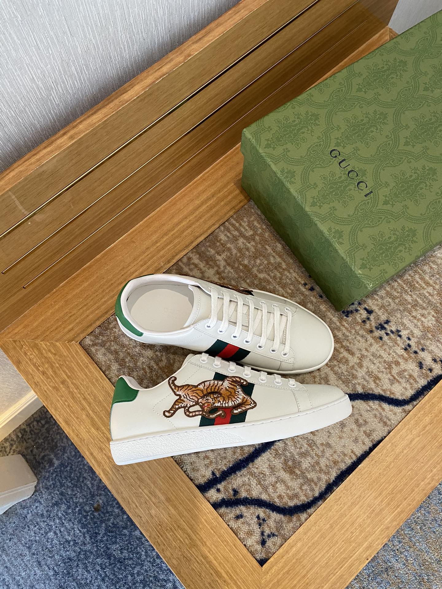 Gucci Women's Ace sneaker with bee sneaker 4 - vstockx