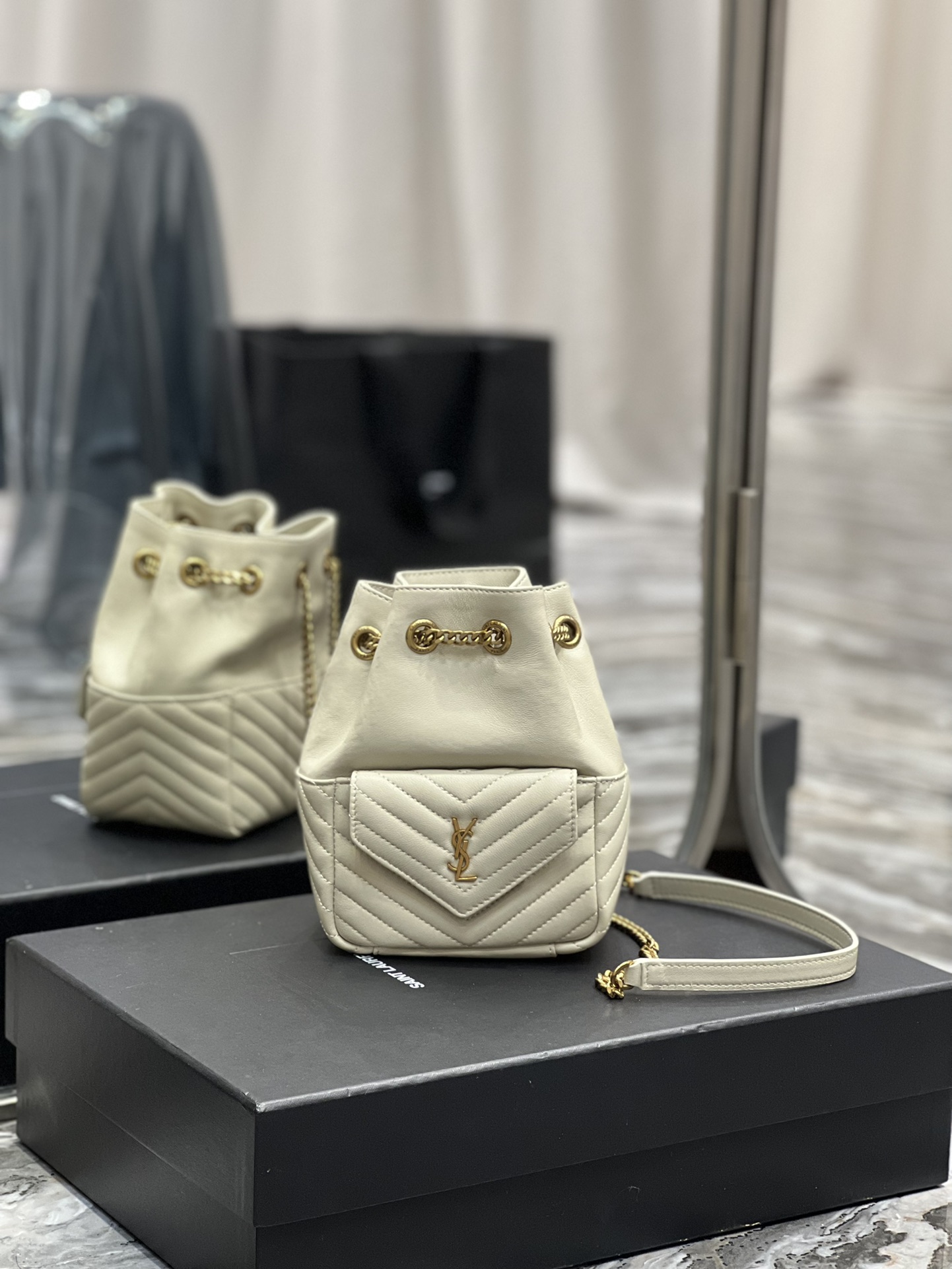 Handbags SAINT LAURENT 631052 size 19x13x13 cm - vstockx
