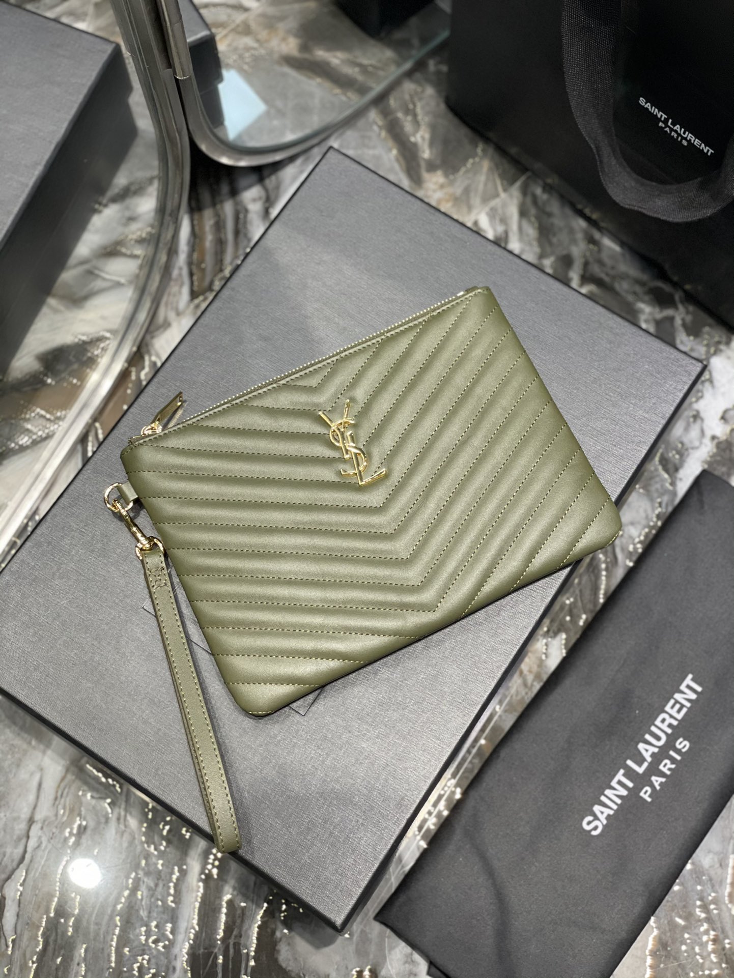 Handbags SAINT LAURENT 379039 size 24  17.5  1.5 cm - vstockx
