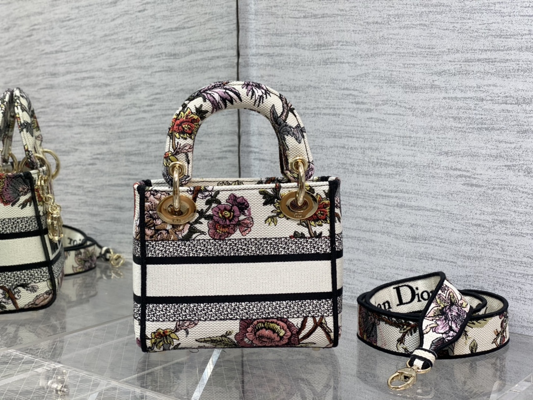 Handbag Dior size 17*7*15 cm - vstockx