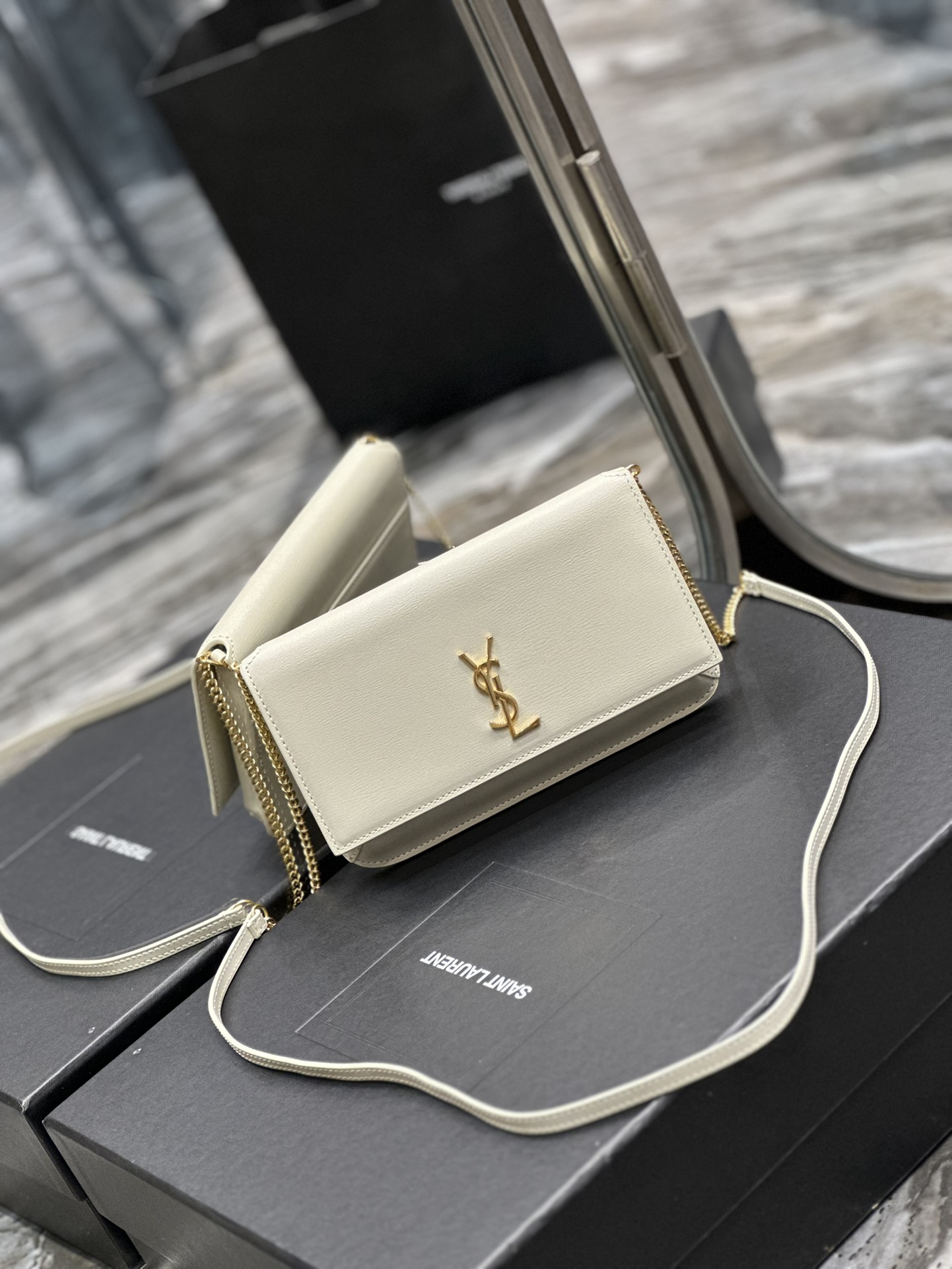 Handbags SAINT LAURENT 635095 size 18x11x2 cm - vstockx
