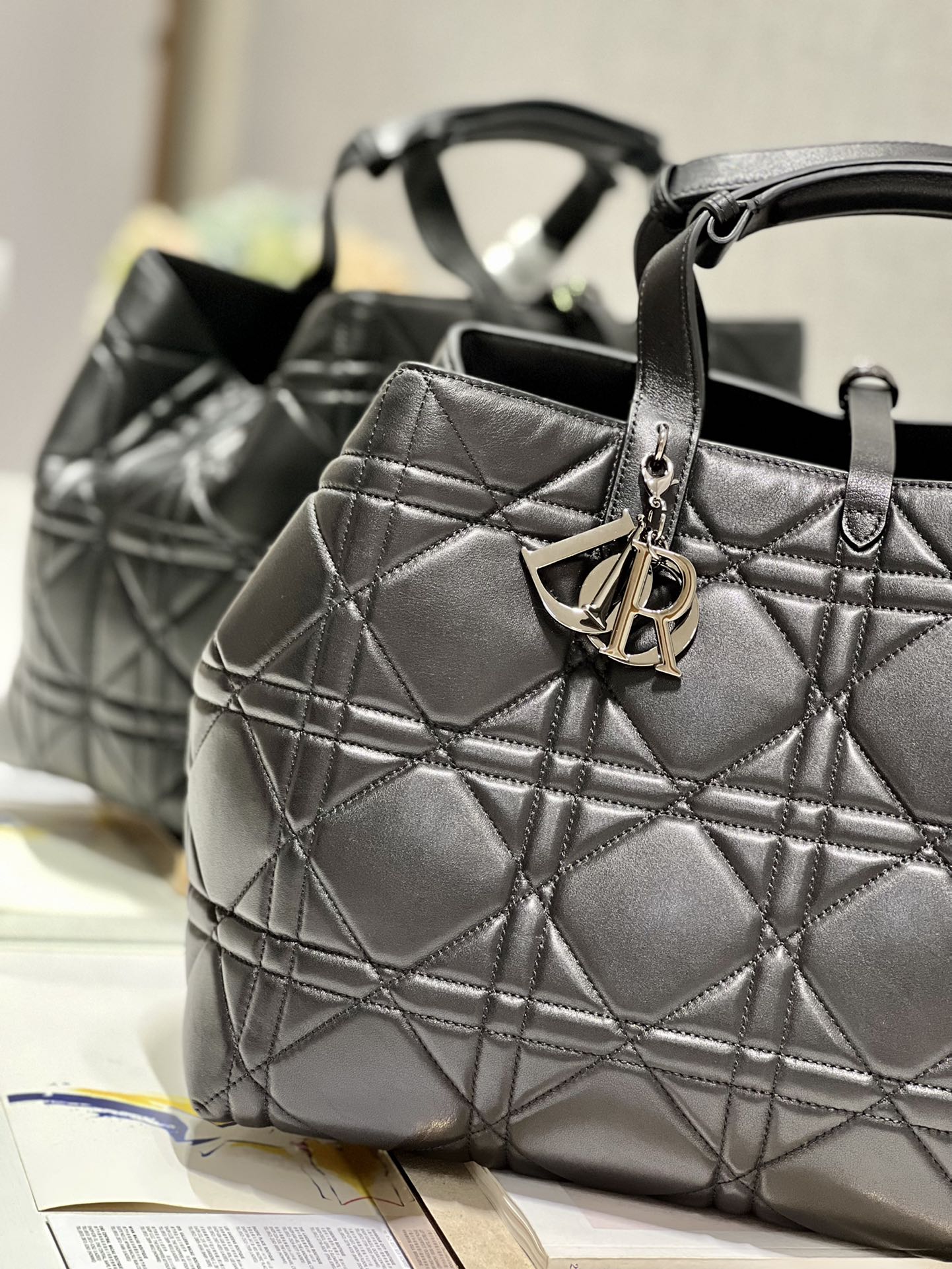 Handbag Dior 1188 size 37  43  22 cm - vstockx