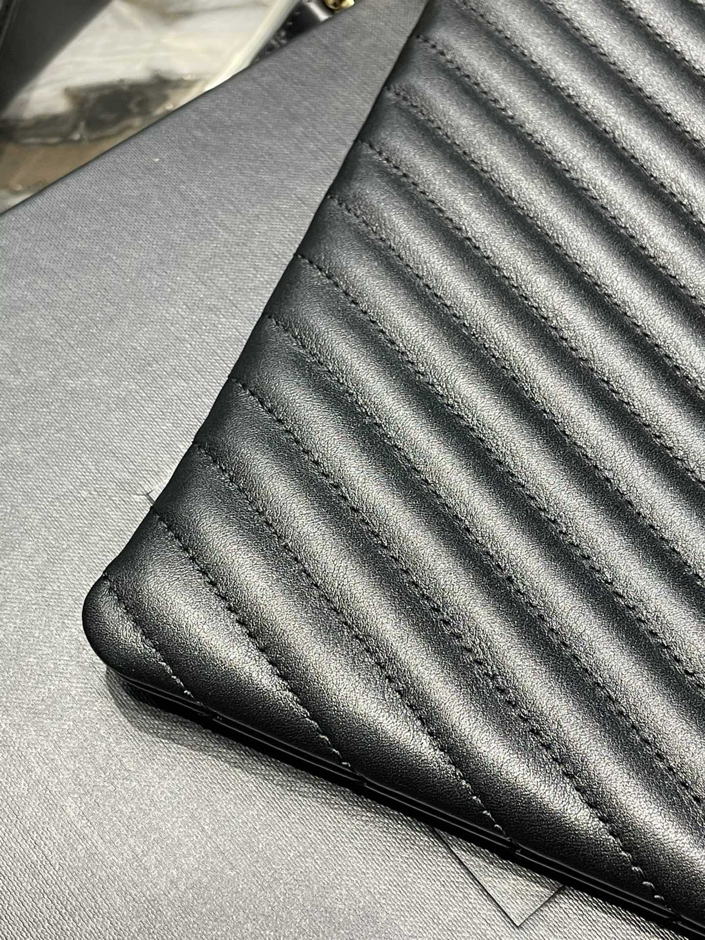 Handbags SAINT LAURENT 440222 size 36x24.5x2.5 cm - vstockx