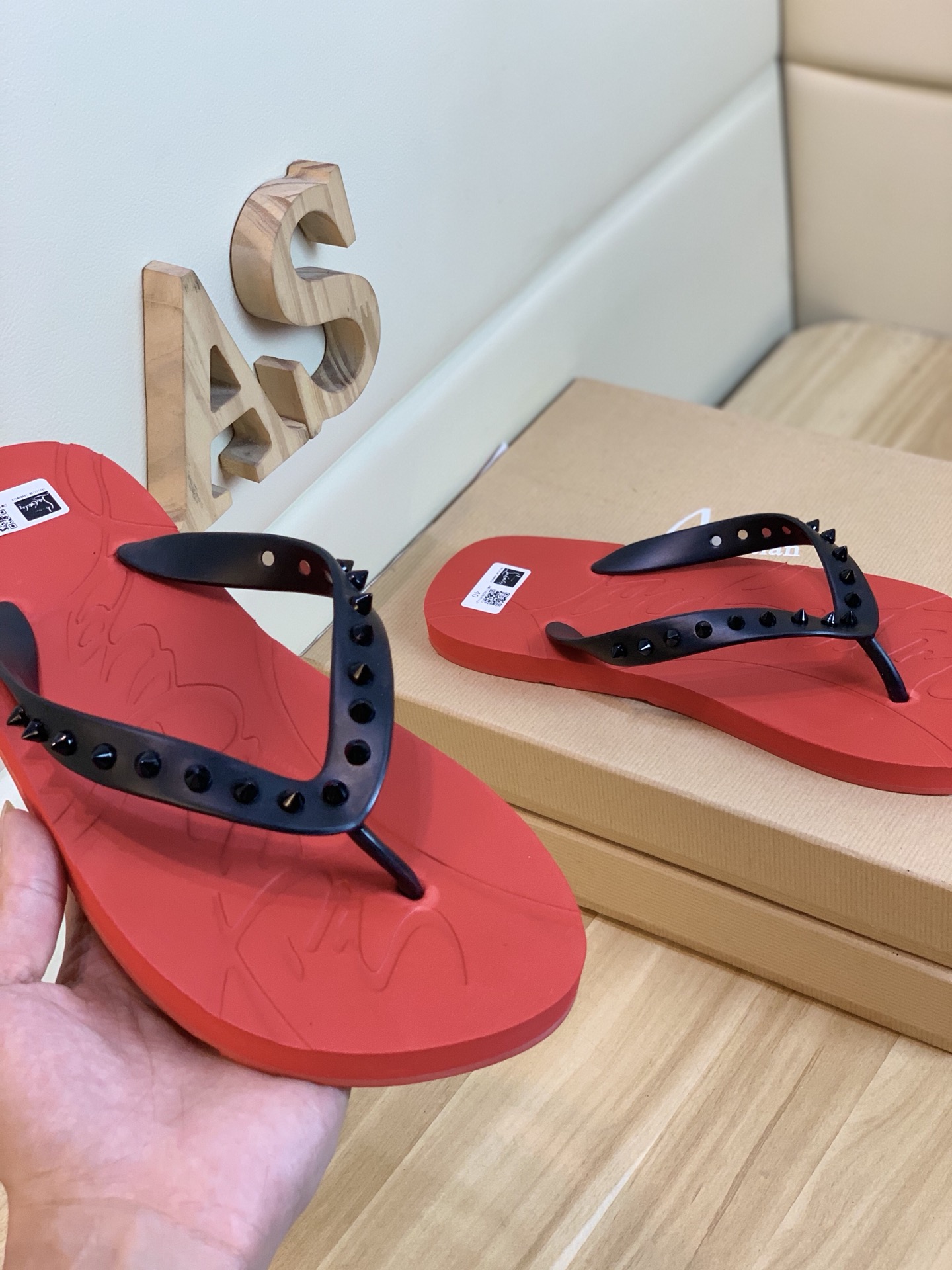 Christian Louboutin Loubi Flip Flat 2 - vstockx