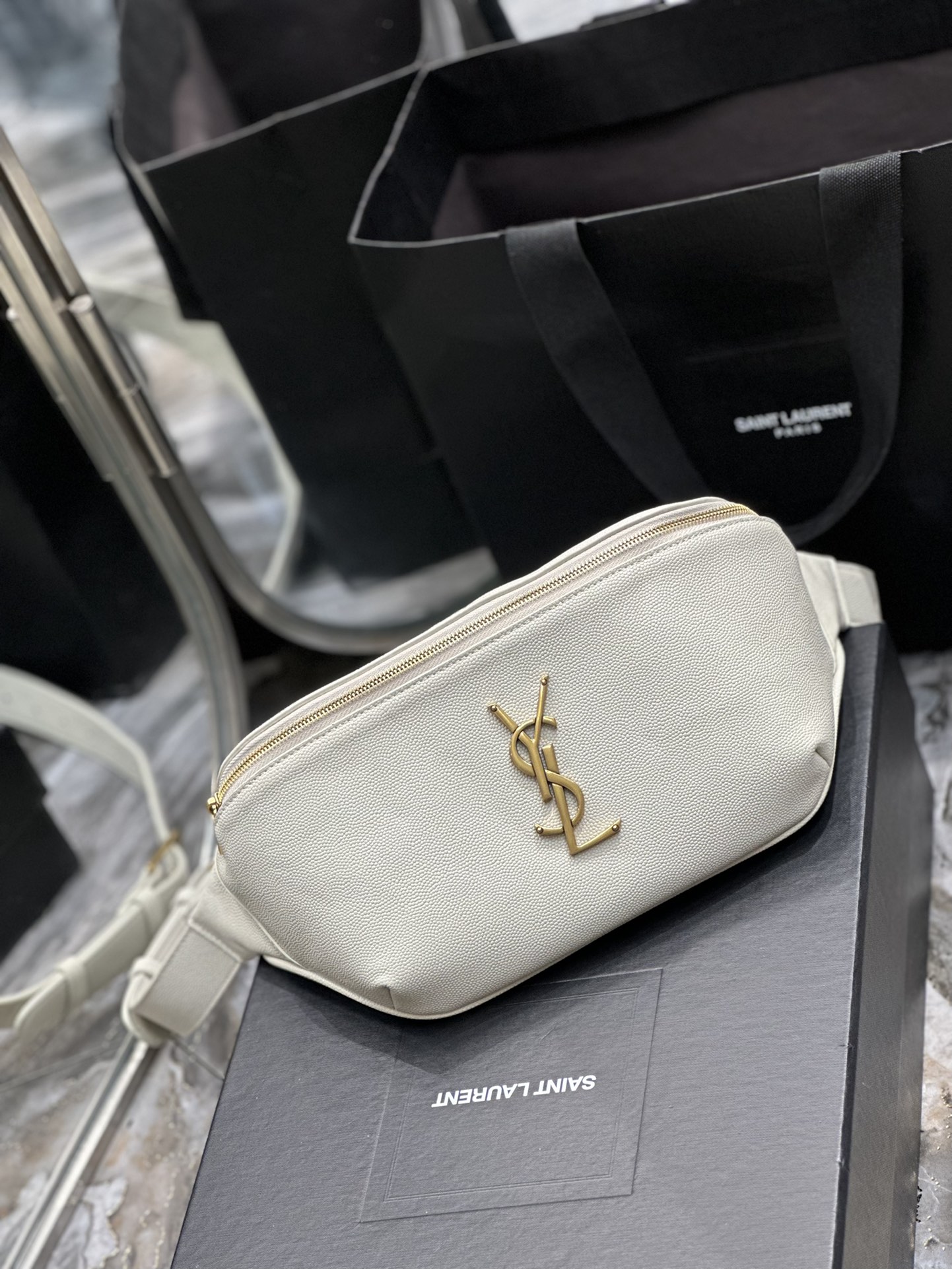 Handbags SAINT LAURENT 569737 size 25  14  3.5 cm - vstockx
