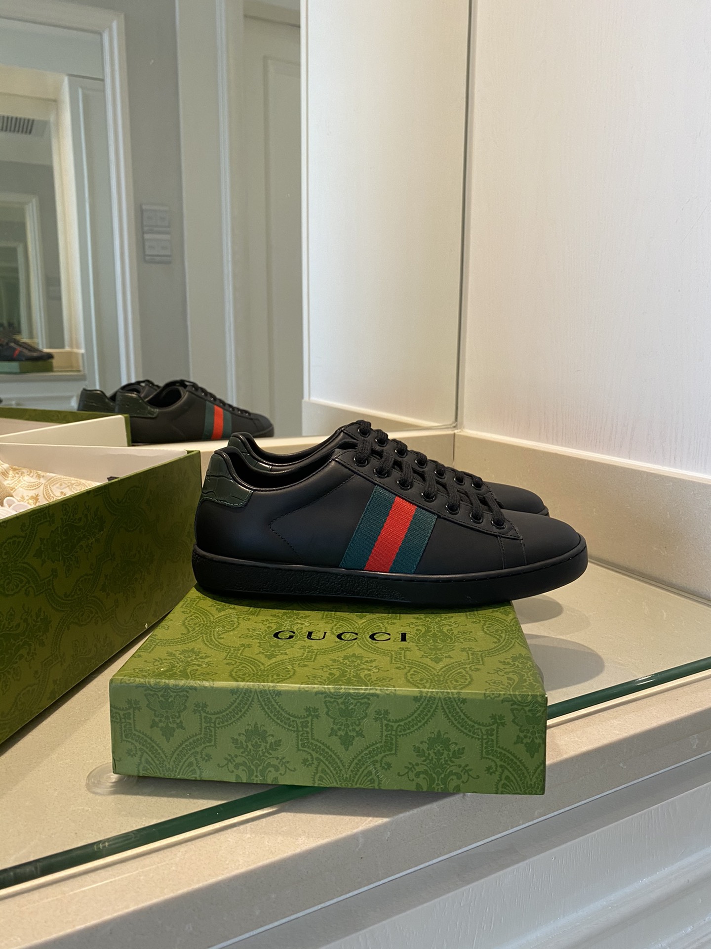 Gucci Women's Ace sneaker with bee sneaker 4 - vstockx