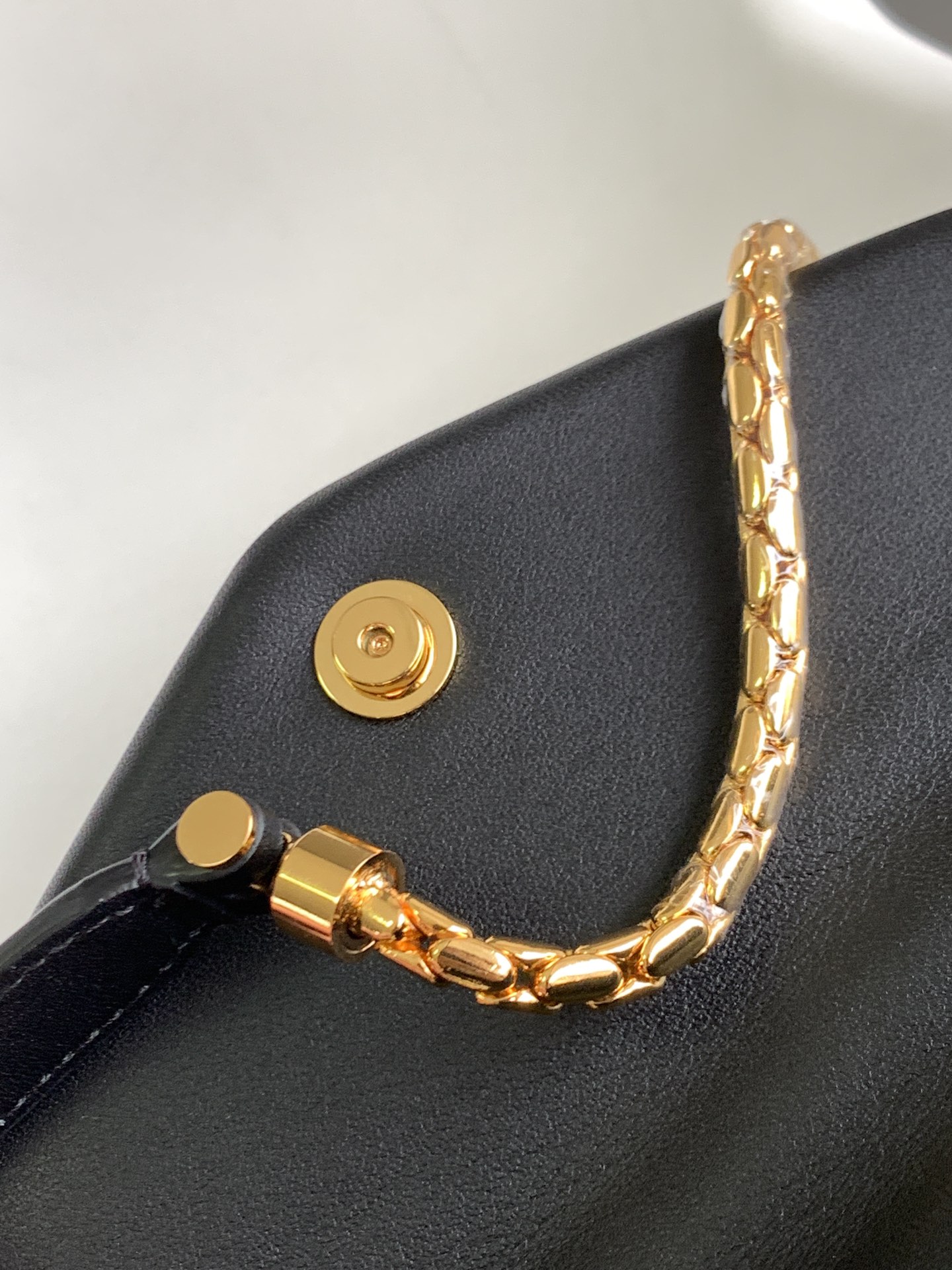 Handbags Bvlgari SERPENTI REVERSE size:22.5*15*7 cm - vstockx