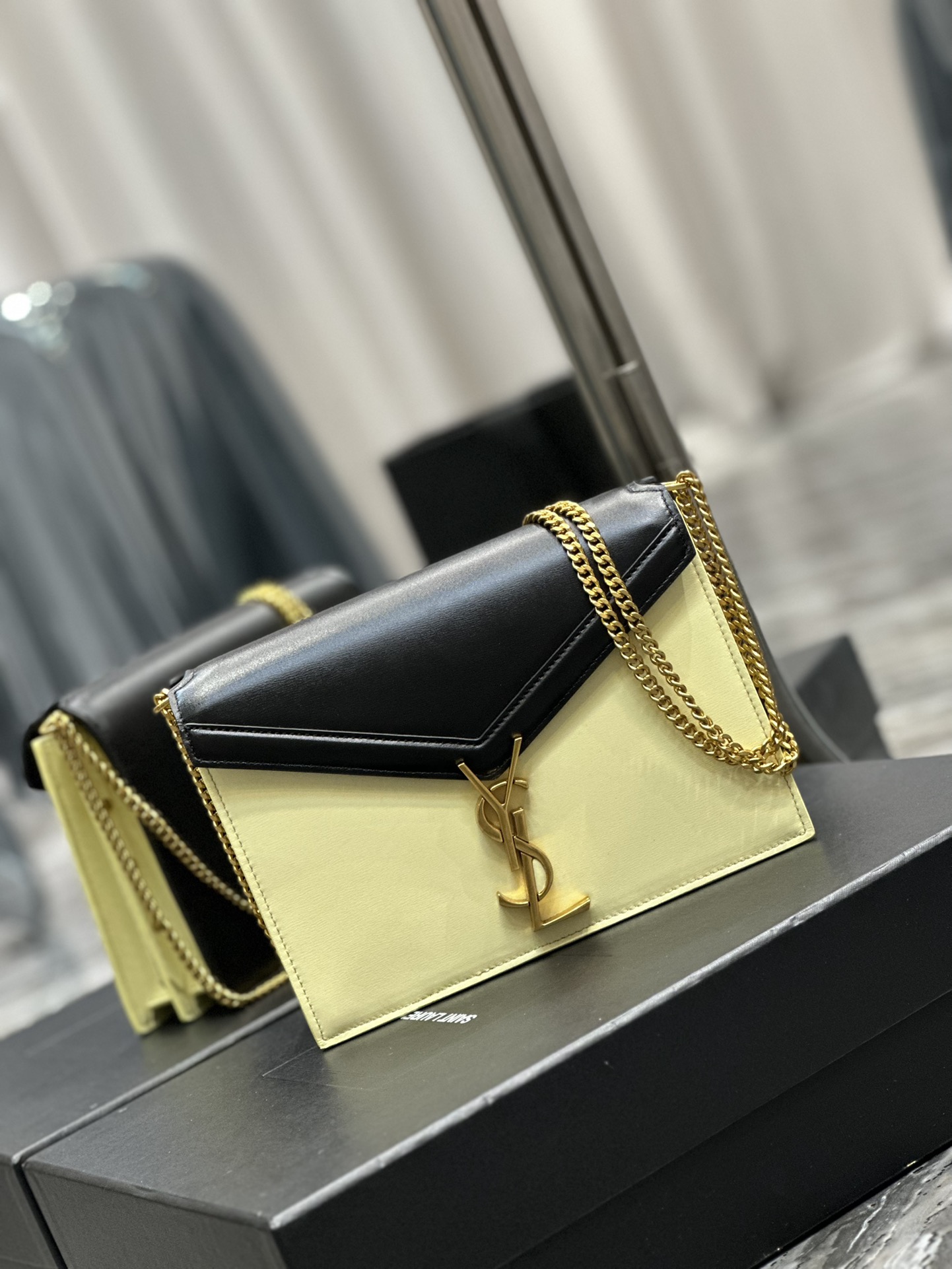 Handbags SAINT LAURENT 532750 size 22x16.5x5.5 cm - vstockx