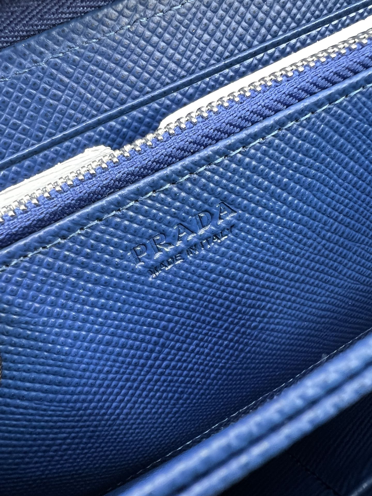 handbags prada 2ML317 20*10.3 - vstockx