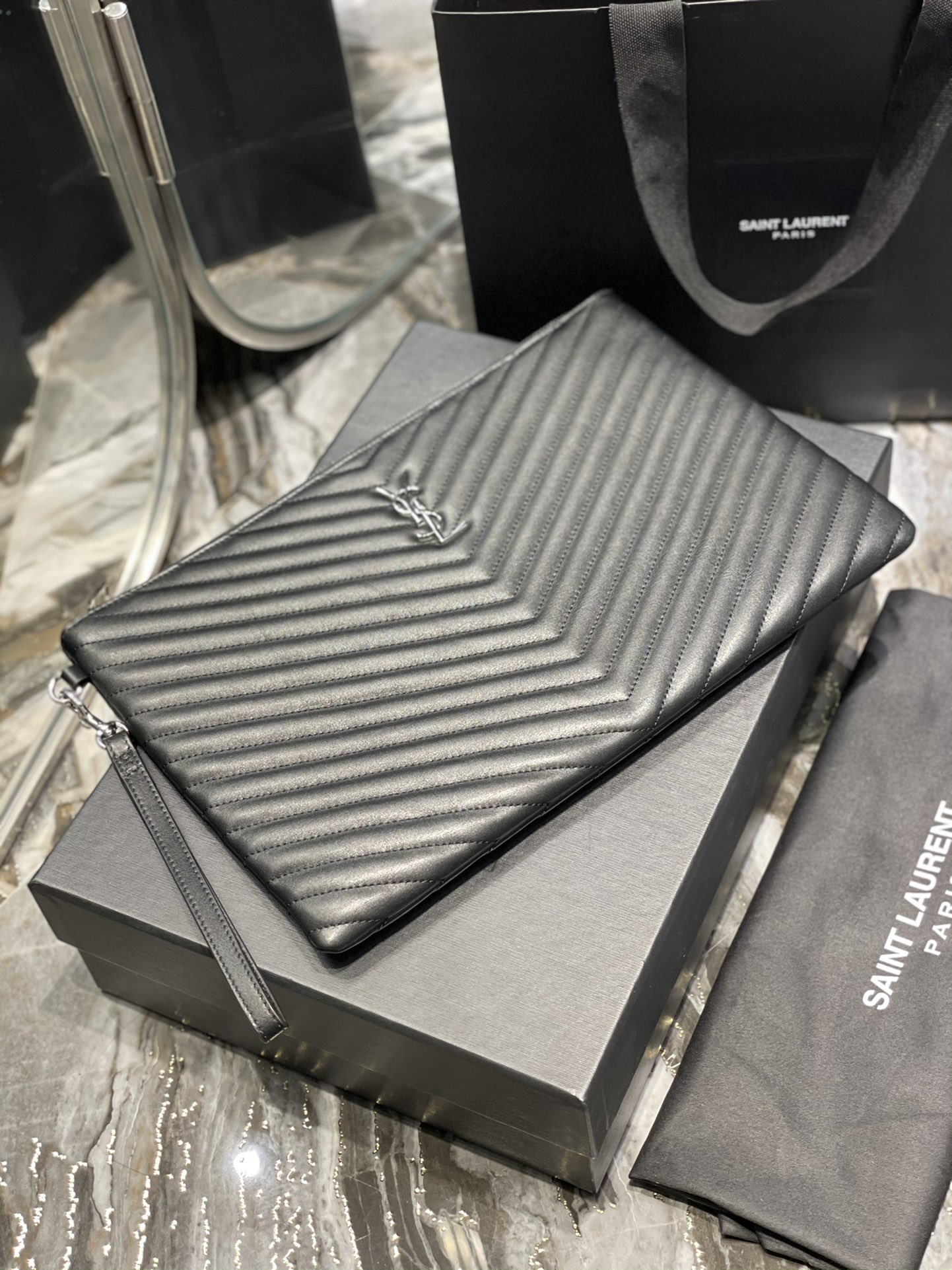 Handbags SAINT LAURENT 440222 size 36x24.5x2.5 cm - vstockx