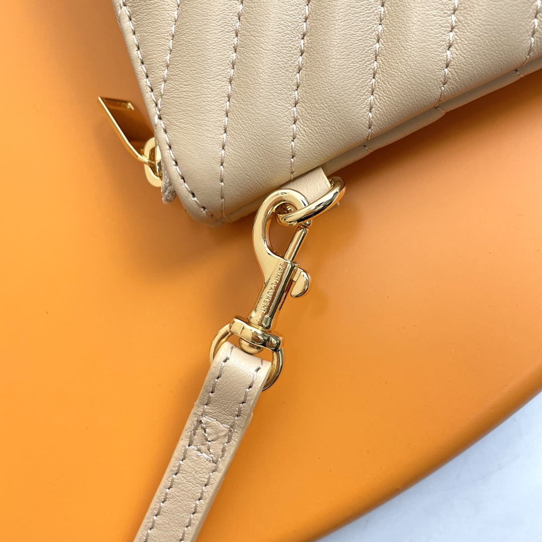 Handbags SAINT LAURENT 440222 size 36x24.5x2.5 cm - vstockx