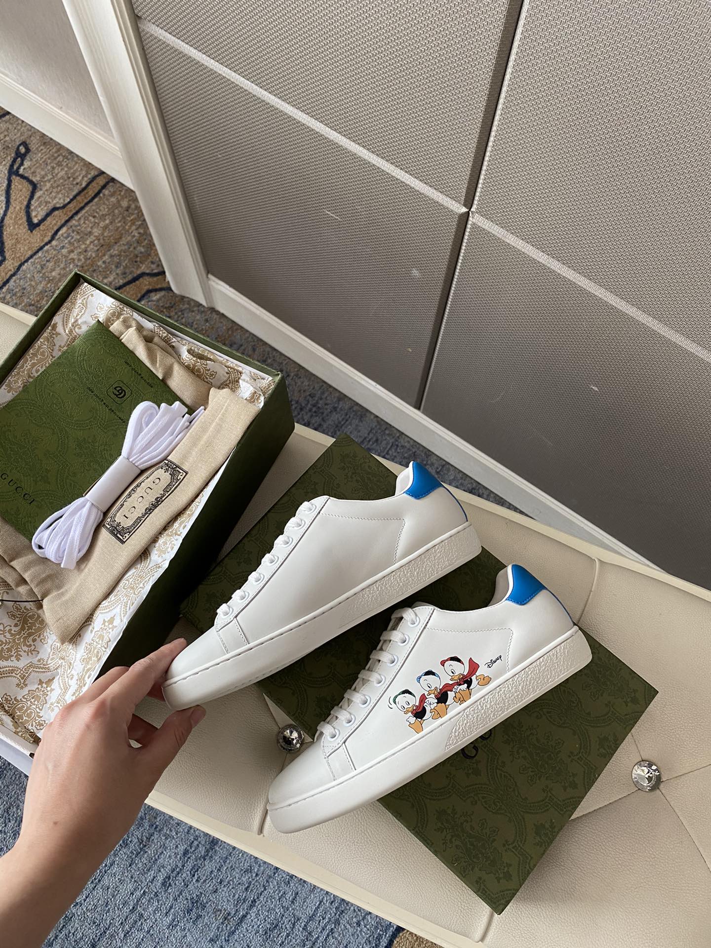 Gucci Women's Ace sneaker with bee sneaker 4 - vstockx