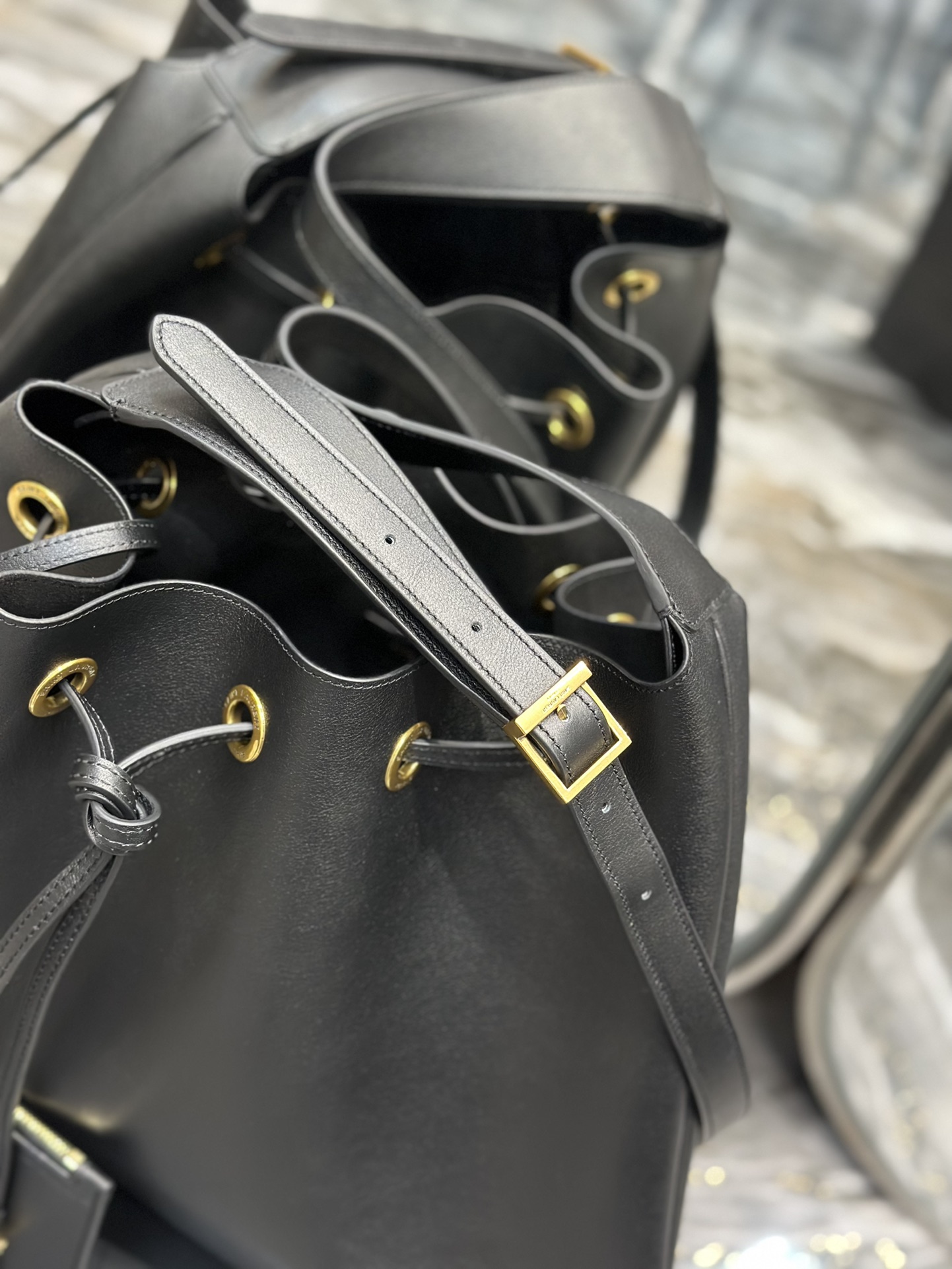 Handbags SAINT LAURENT 697941 size 44  33  2.5 cm - vstockx