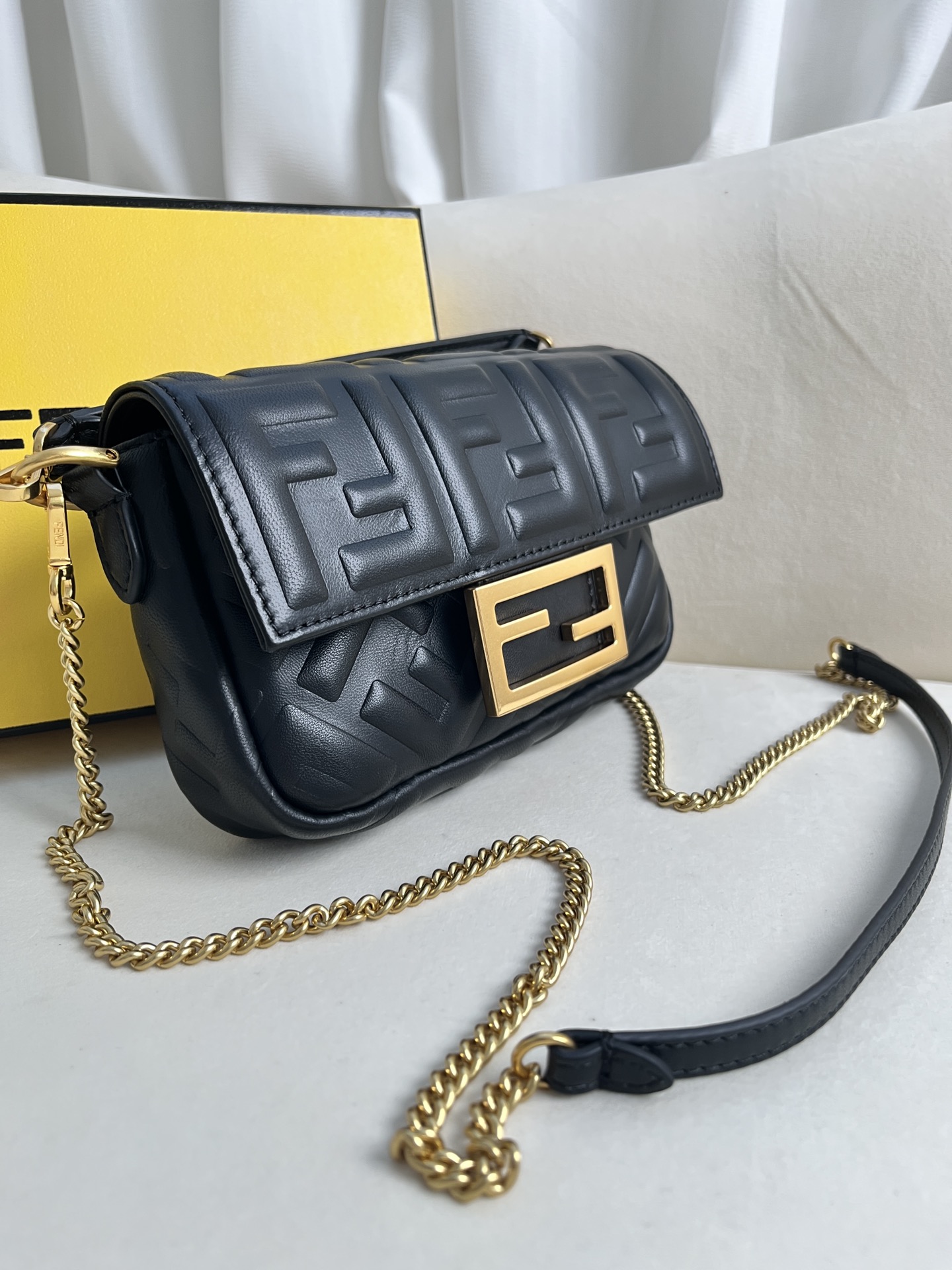 handbags FENDI 212 size:19*11.5*4cm - vstockx
