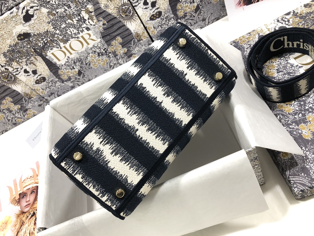 Handbag Dior M0565 size 24 x 20 x 11 cm - vstockx