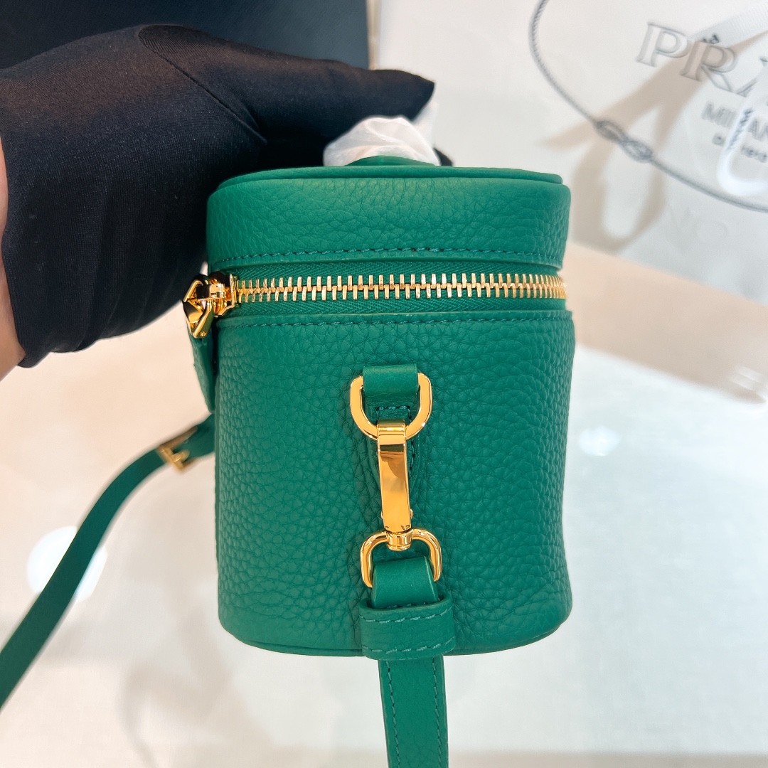 handbags prada 1BH202 18*11.5*7.5 - vstockx