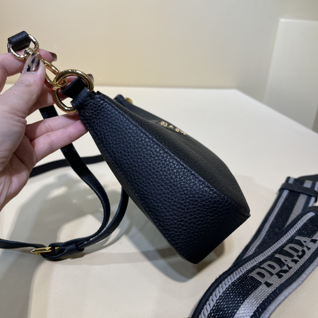 Handbags Prada 1BH193 size:24×18×6 cm - vstockx