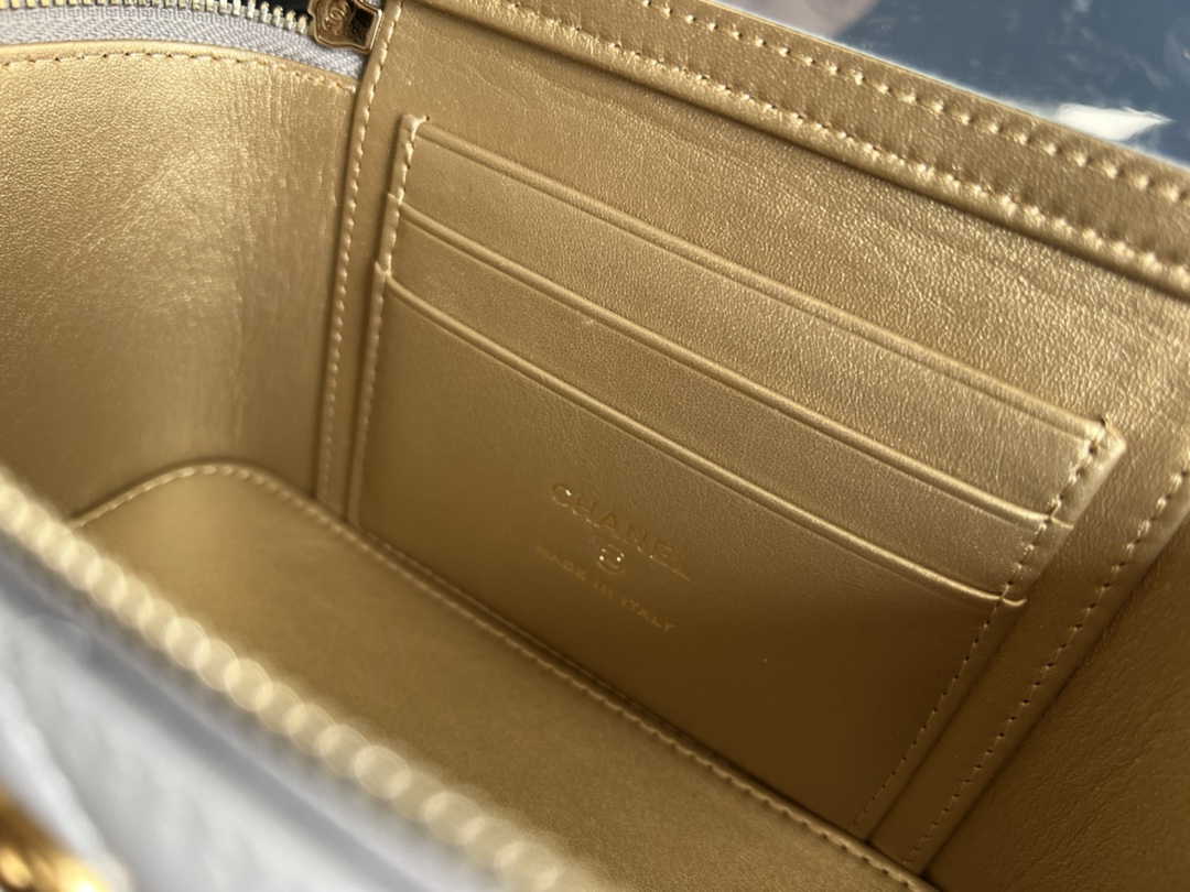 Handbag Chanel AP2303 size 17cmx9.5cmx8 cm - vstockx