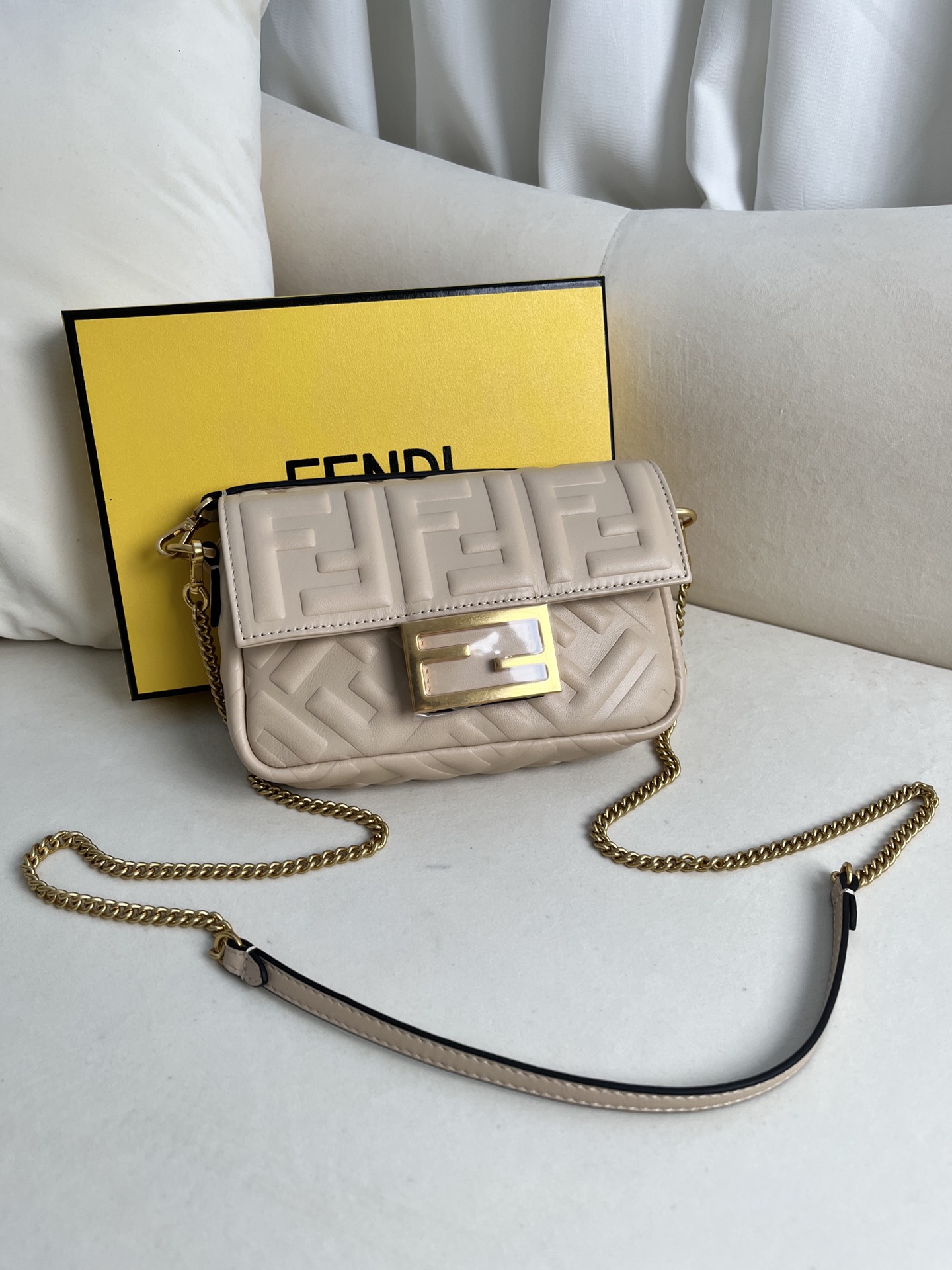 handbags FENDI 212 size:19*11.5*4cm - vstockx