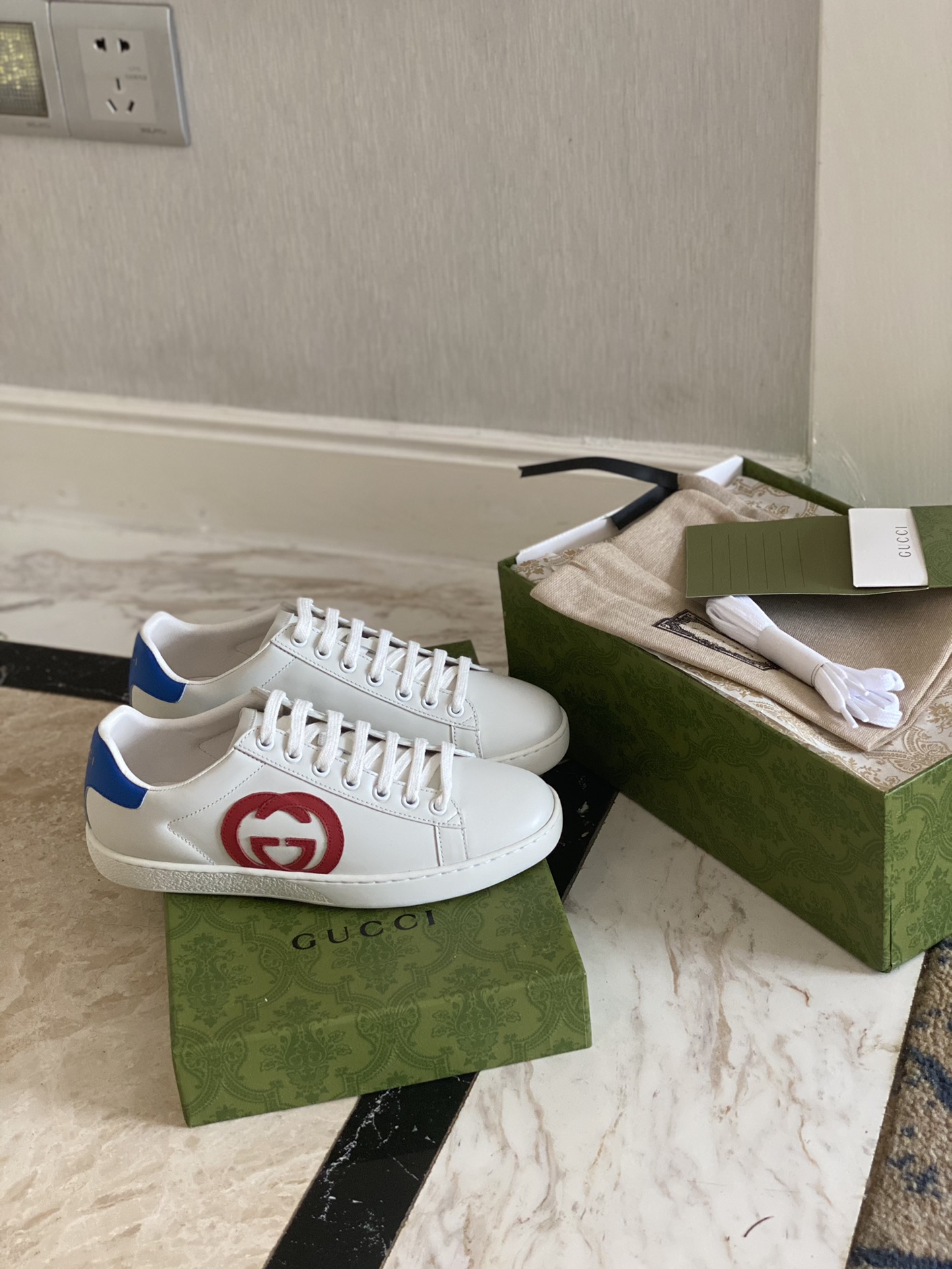 Gucci Women's Ace sneaker with bee sneaker 4 - vstockx