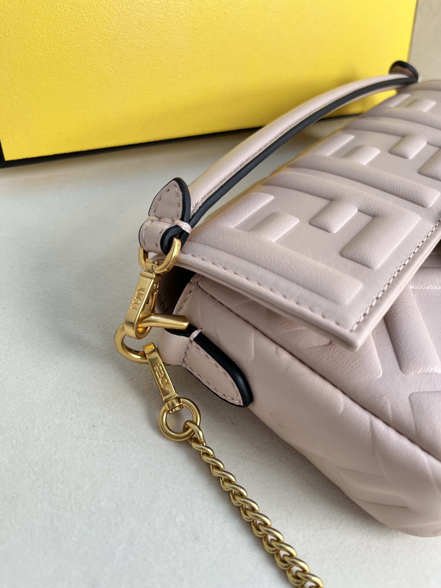 handbags FENDI 212 size:19*11.5*4cm - vstockx