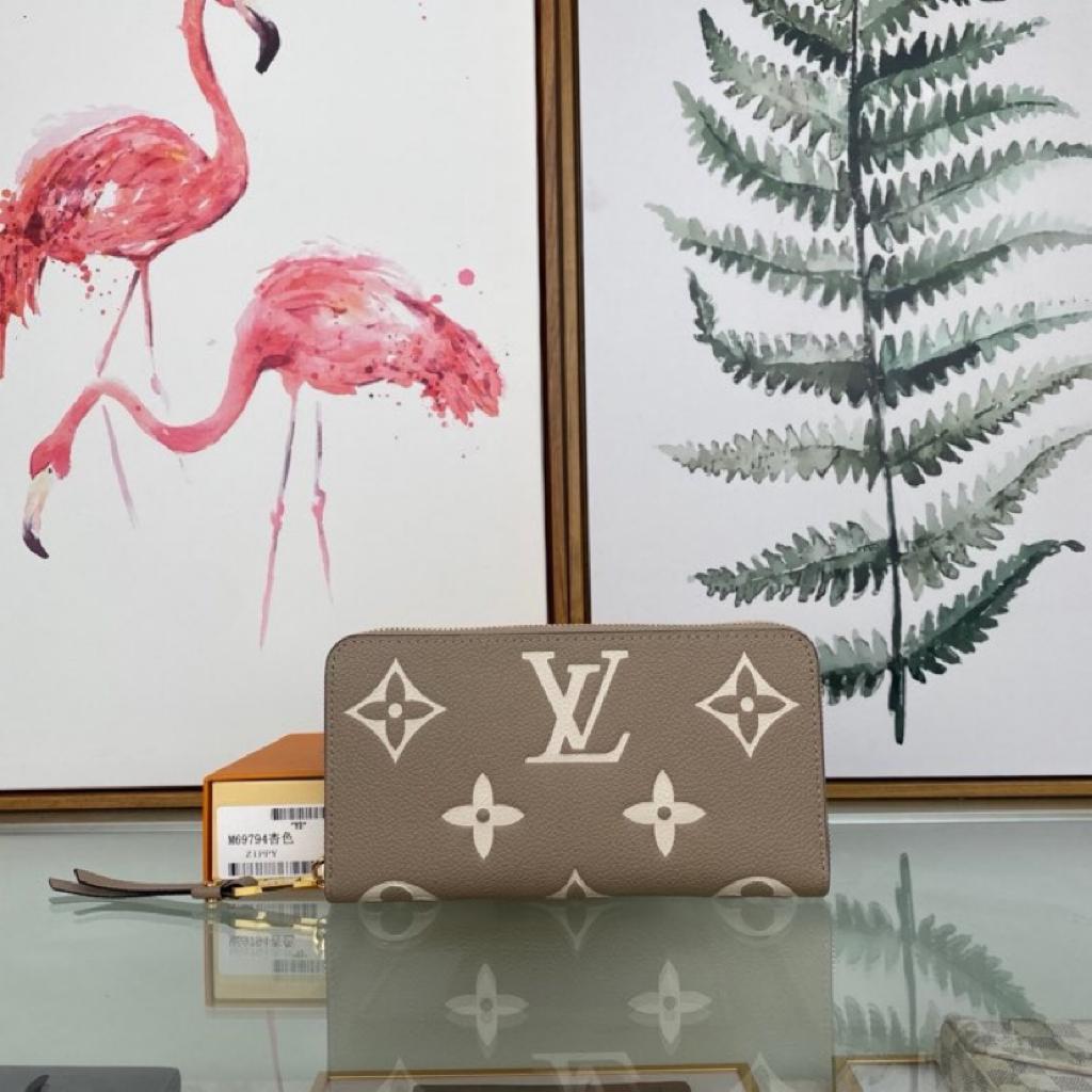 Handbag Louis Vuitton M69794 size 19.5 x 10.5 x 2.5 cm - vstockx