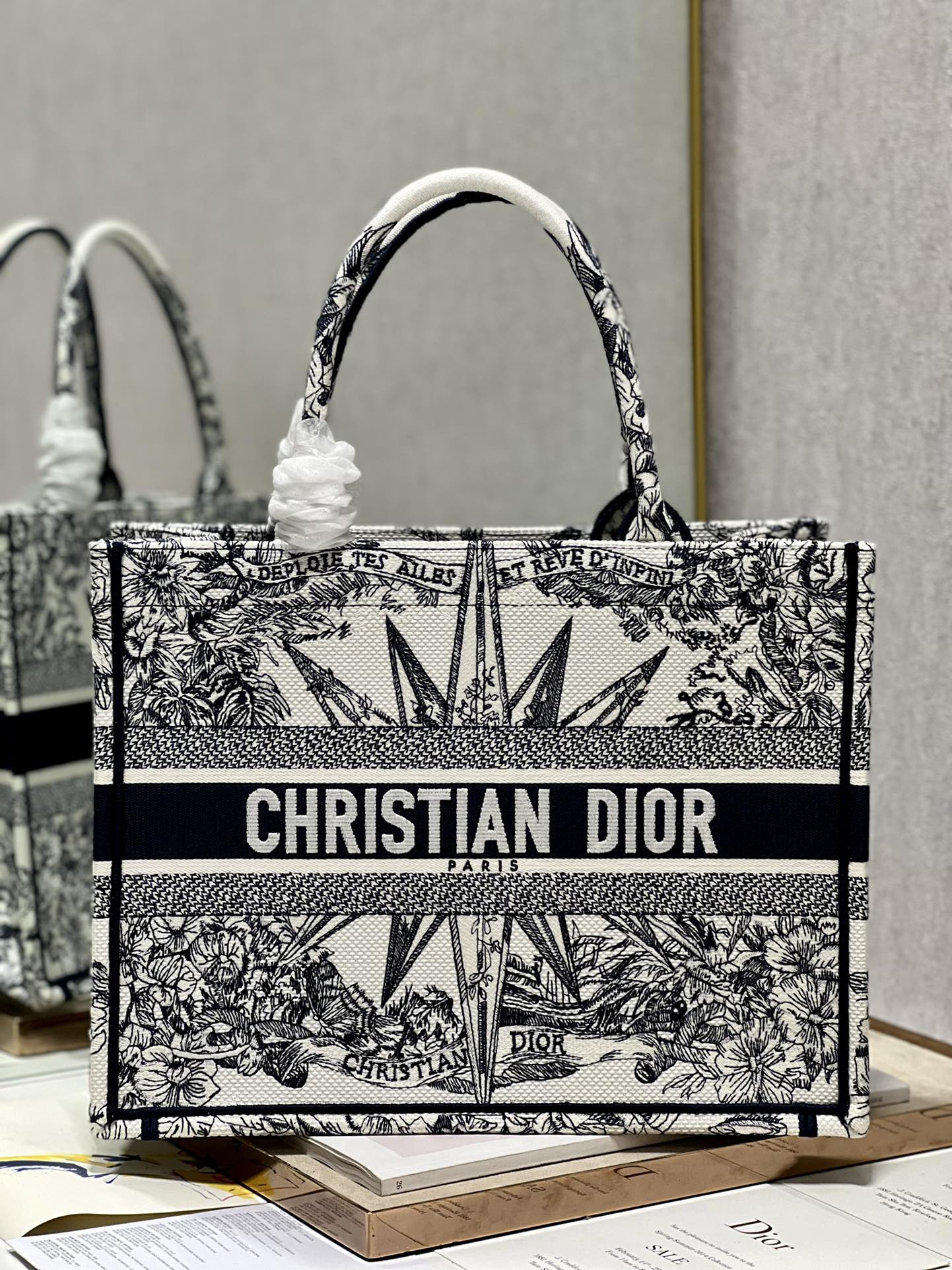 Handbag Dior 1286 size 36  28 cm - vstockx