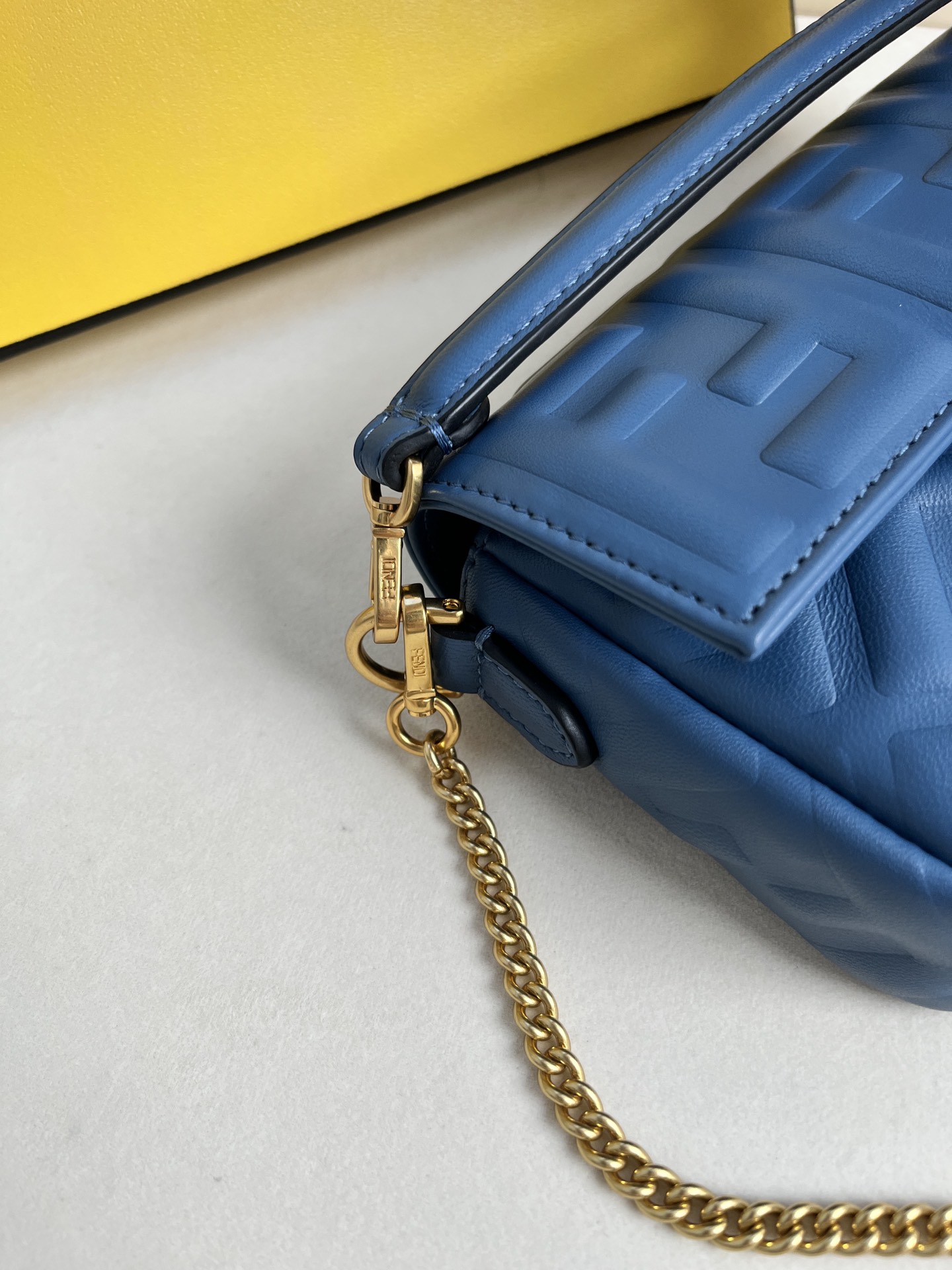 handbags FENDI 212 size:19*11.5*4cm - vstockx