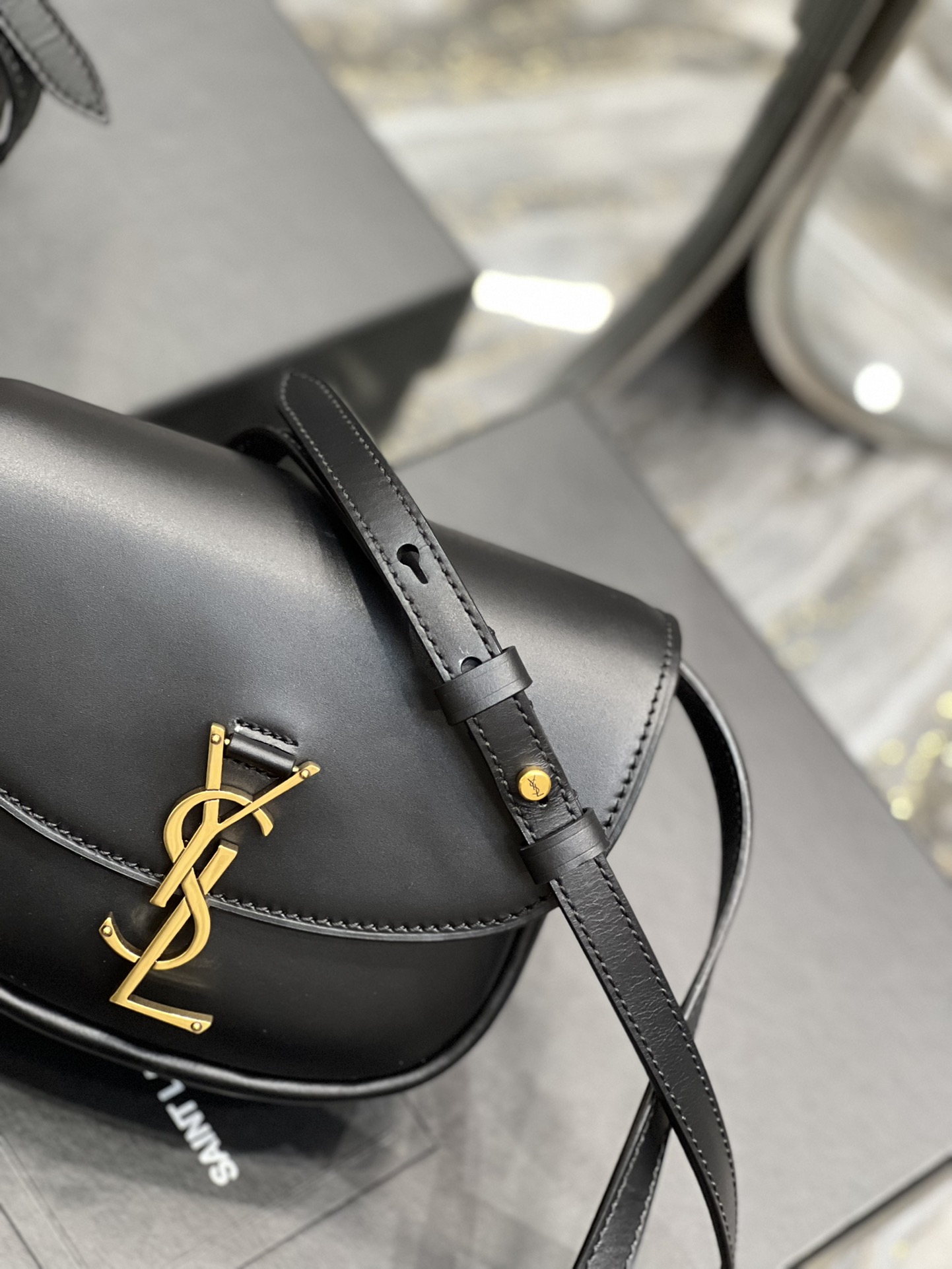 Handbags SAINT LAURENT 619740 size 18x15.5x5.5 cm - vstockx